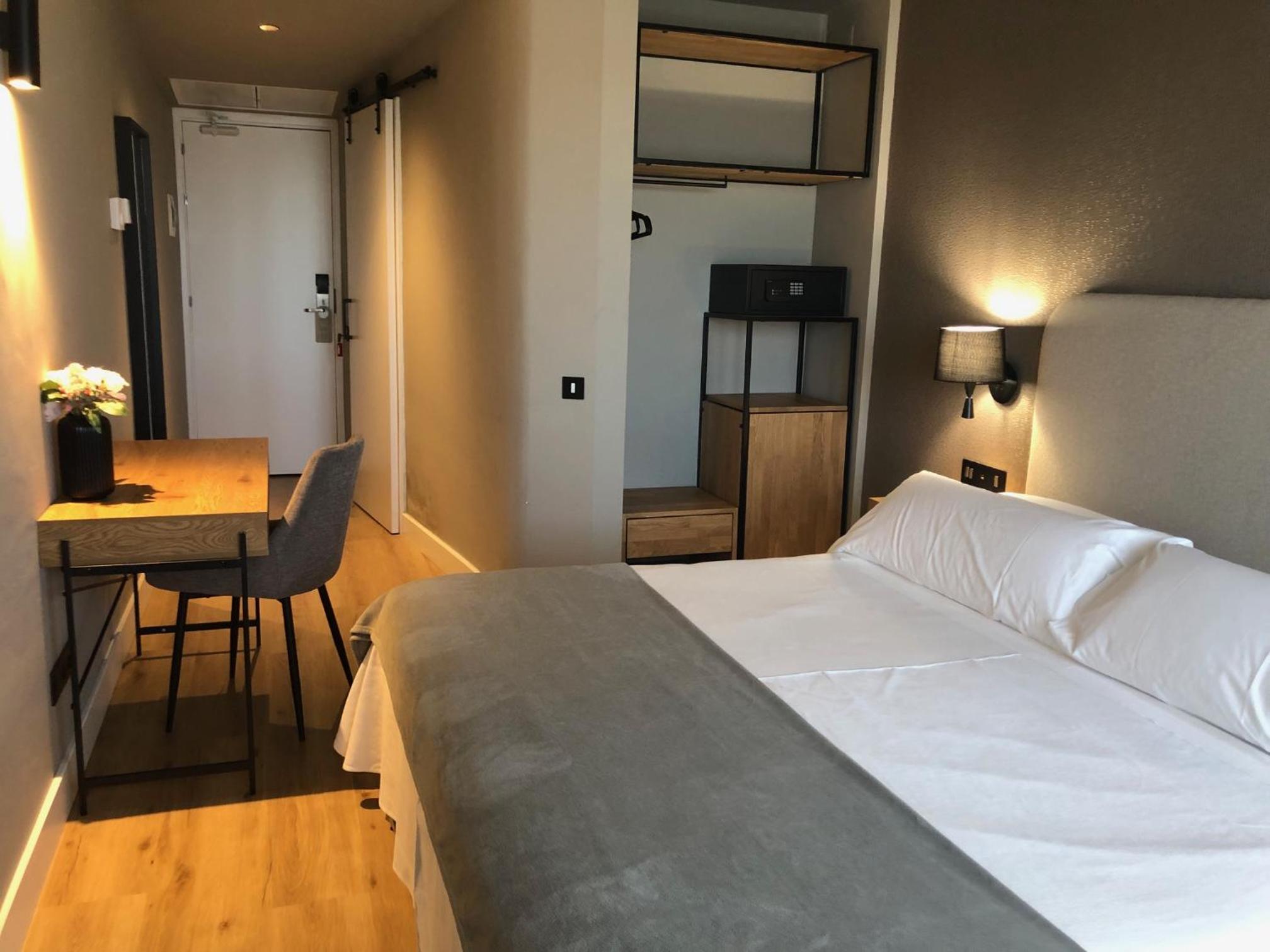 Deluxe Double or Twin Room with Pool View