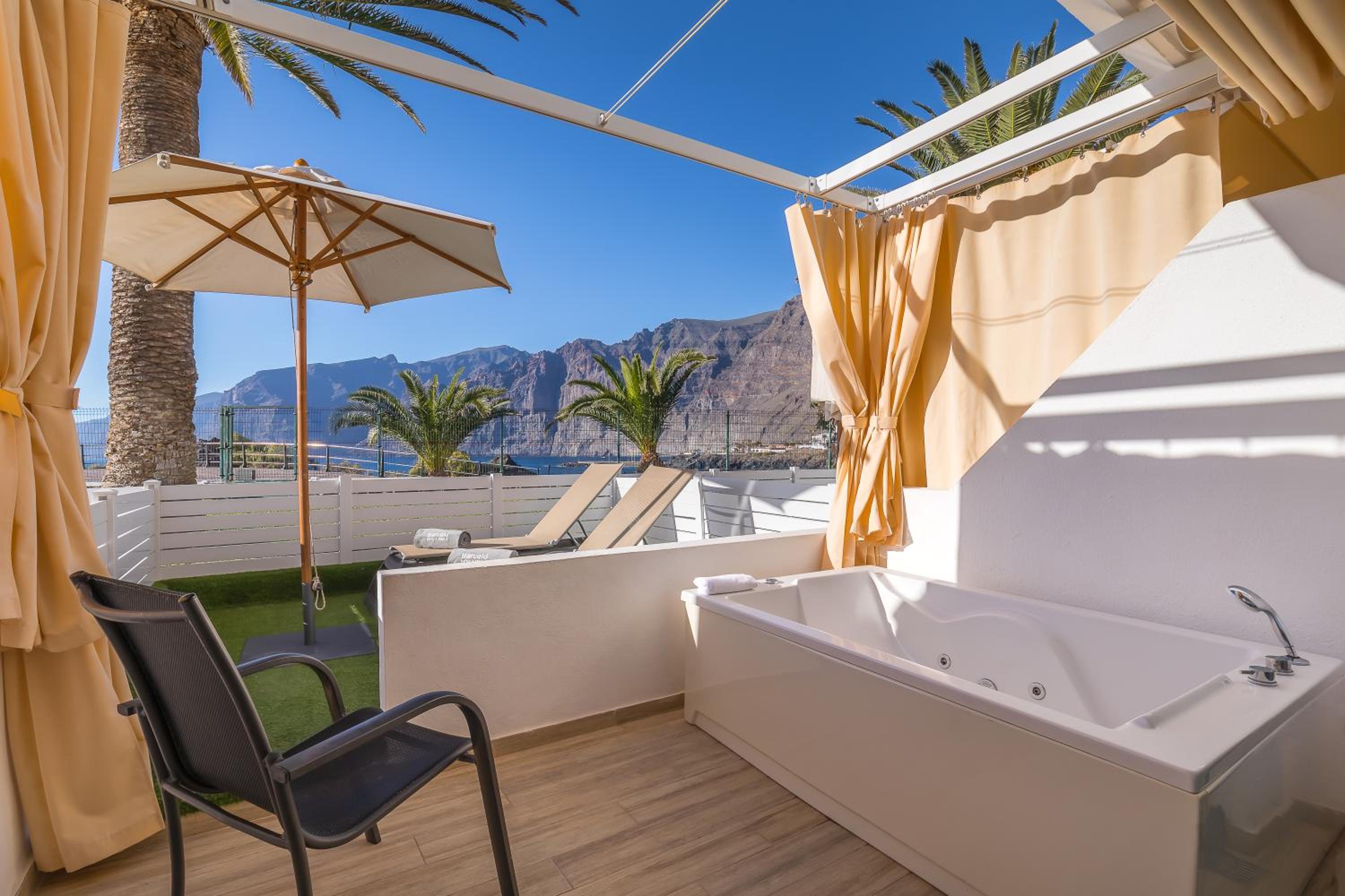 Deluxe Double or Twin Room with Garden View and Hot Tub 