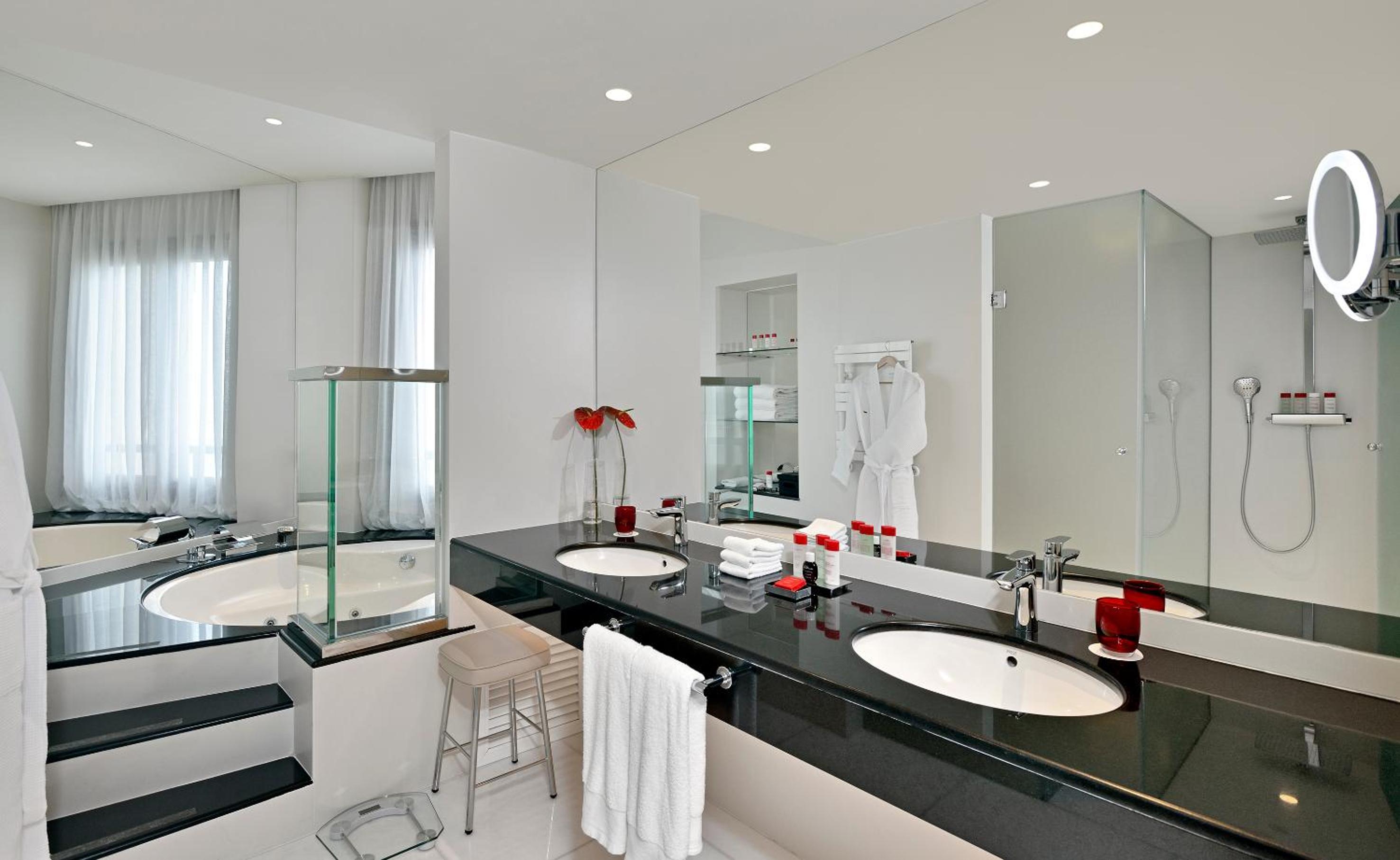 Red Level Master Suite with Sea and Cathedral View