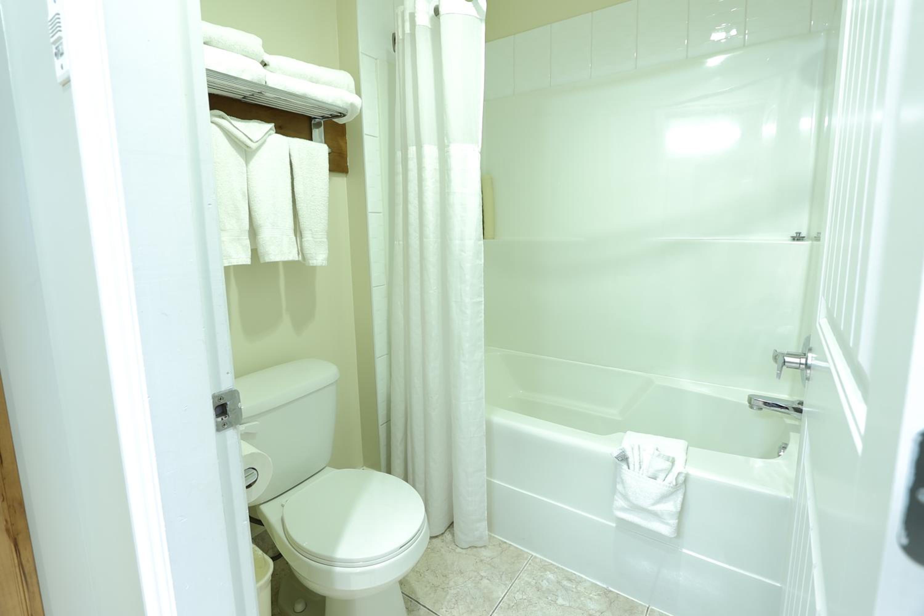 Queen Room - Non-Smoking