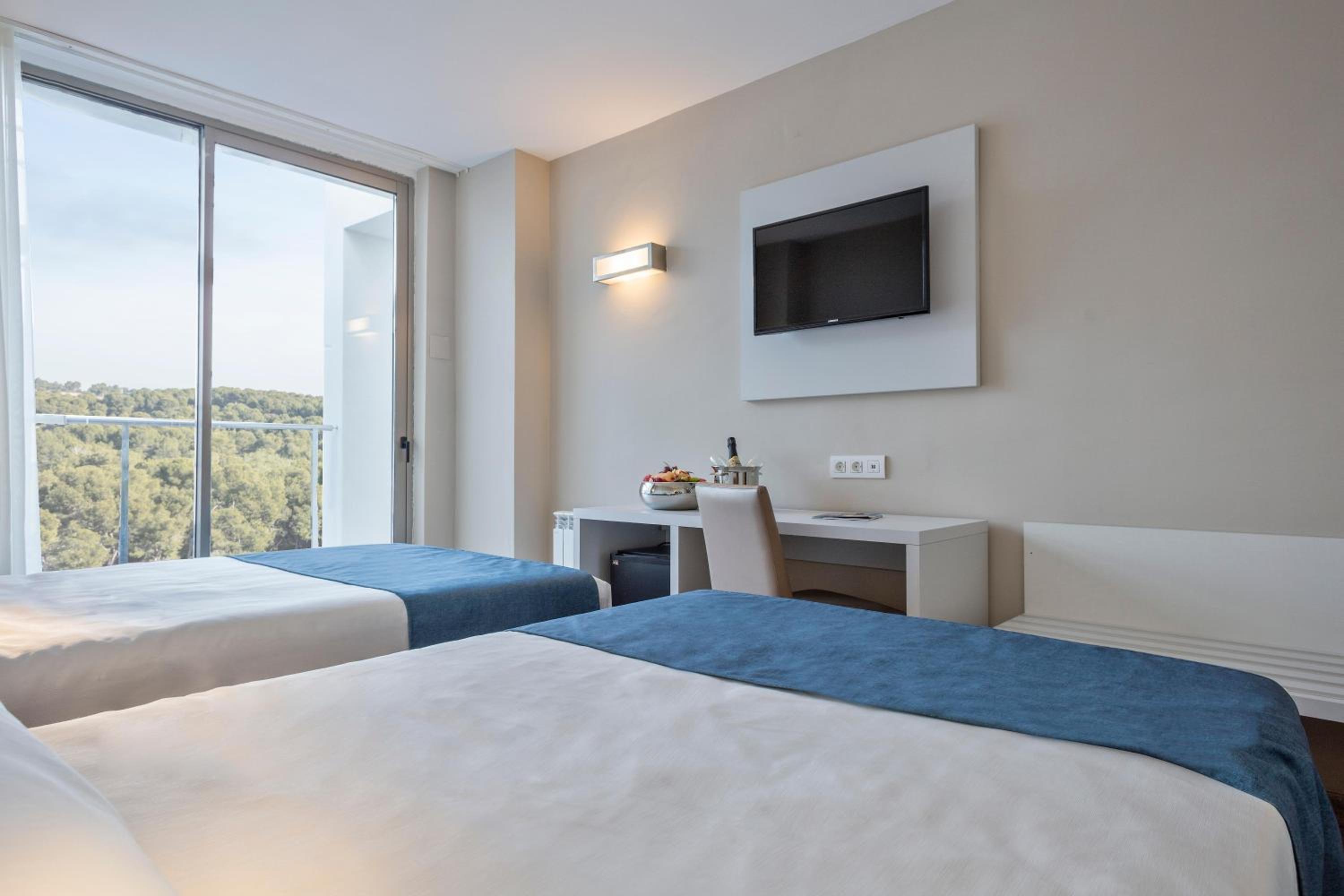  Double Room (3 Adults + 1 Child) 