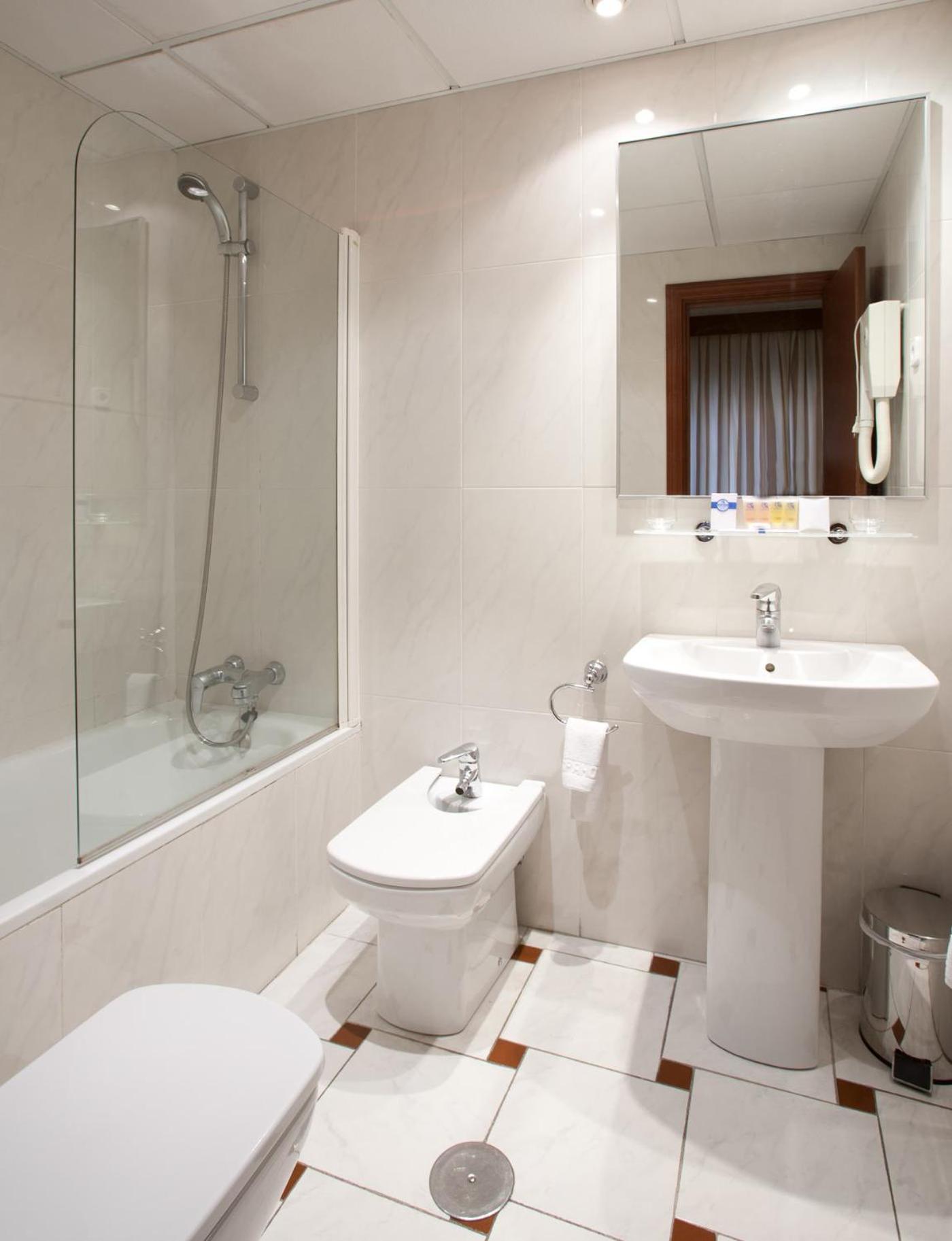 Suite (2 Adults + 1 Child)