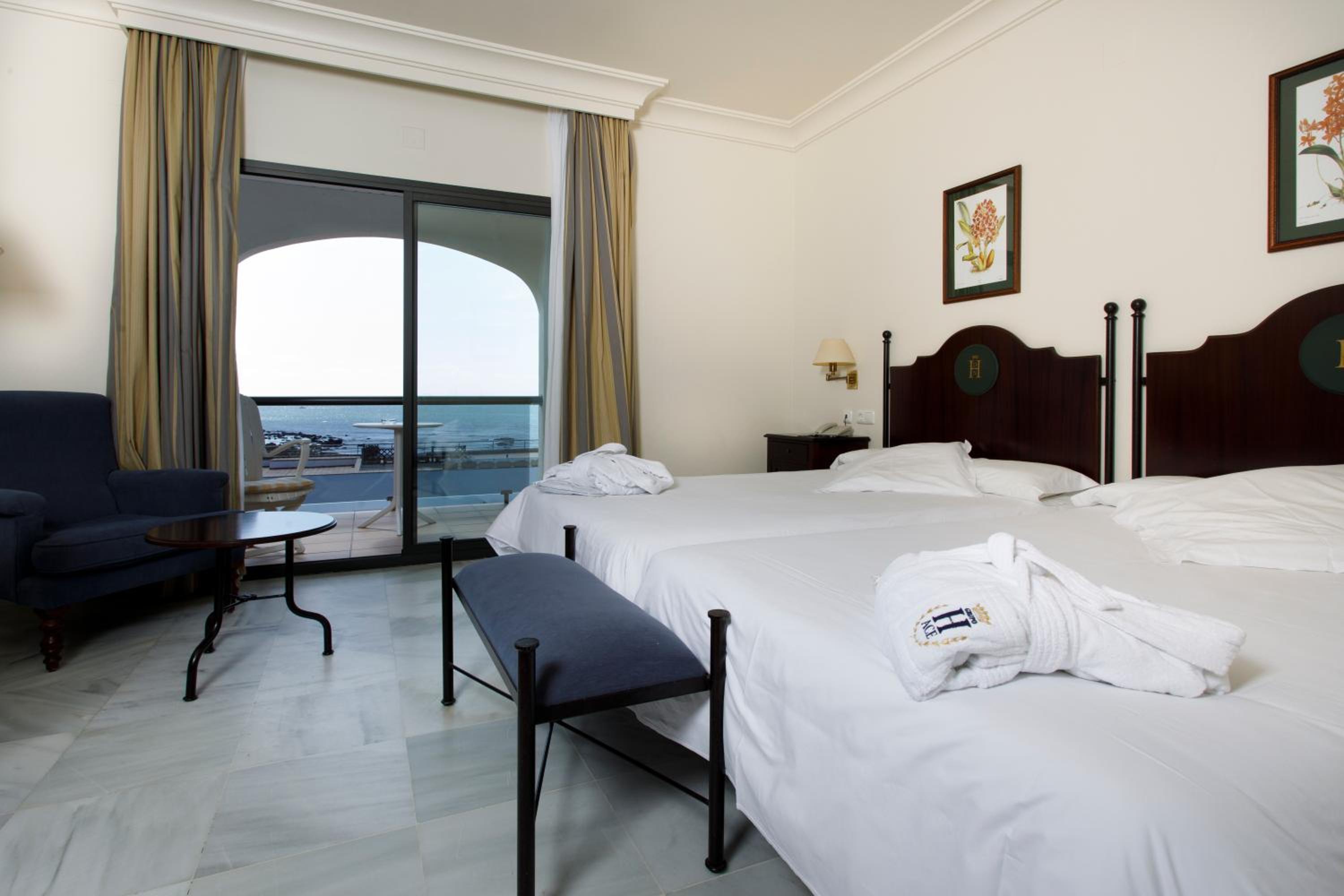 Standard Twin Room with Sea View