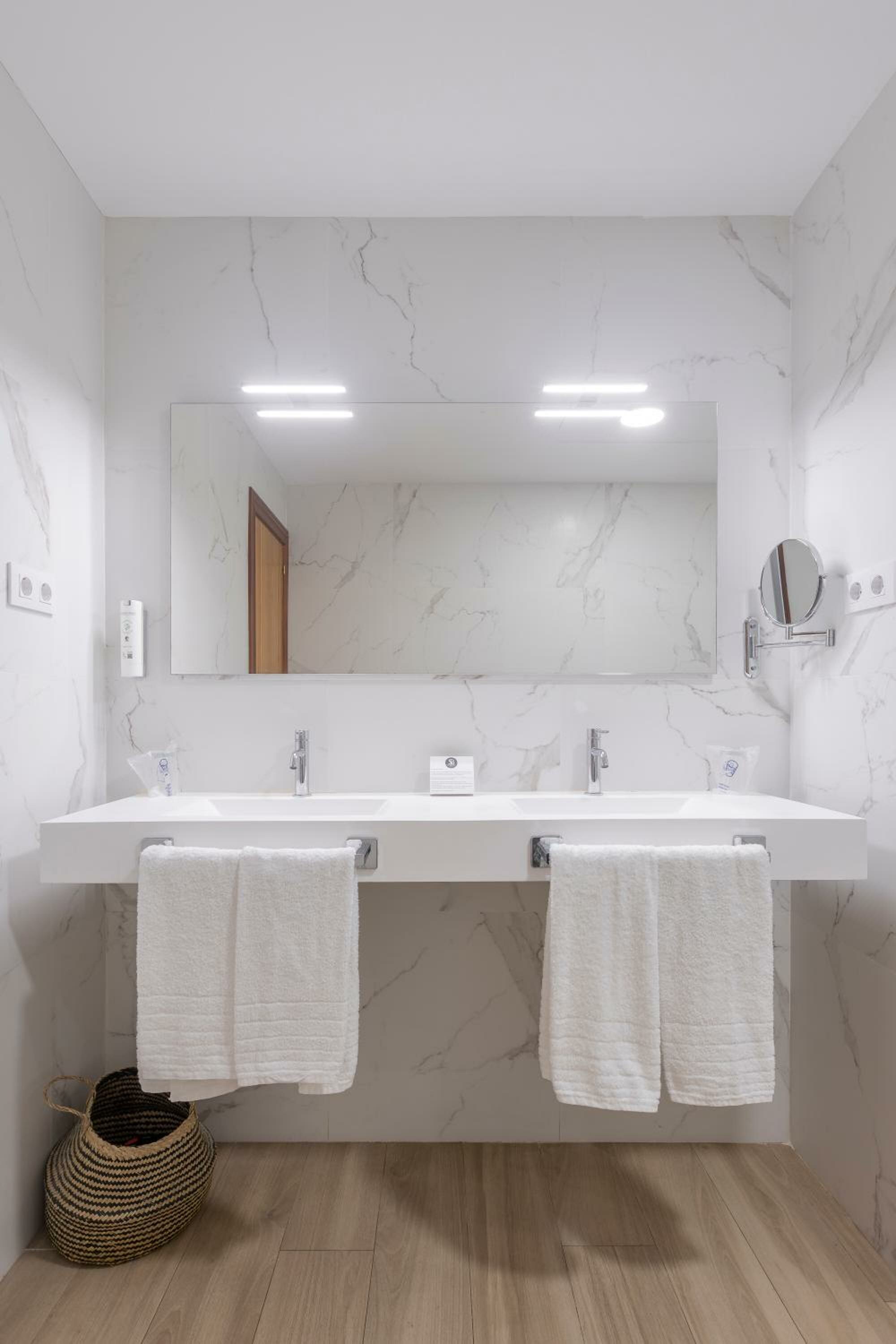 Family Room (2 Adults + 2 Children)