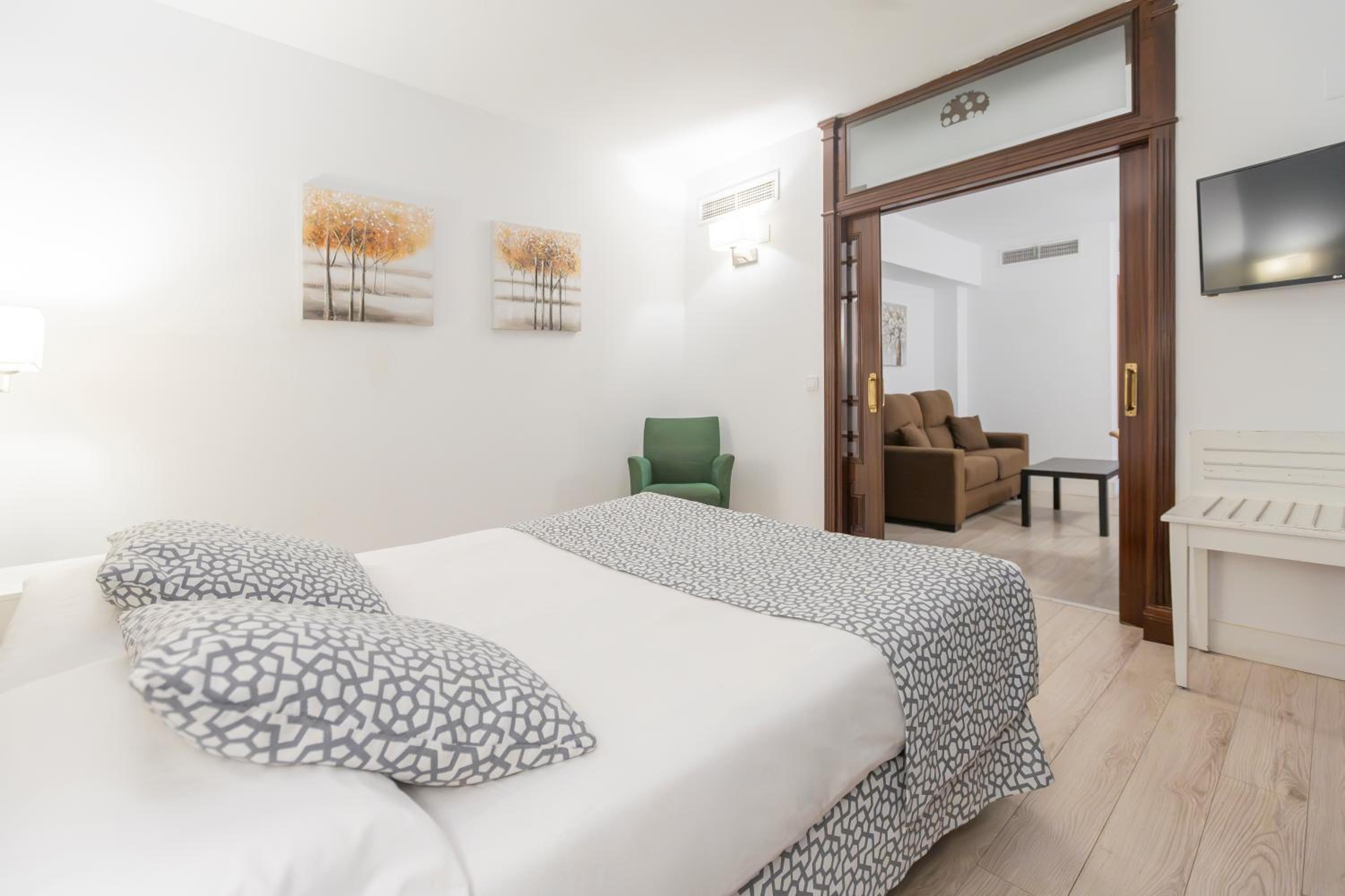 Family Room (2 Adults + 2 Children)