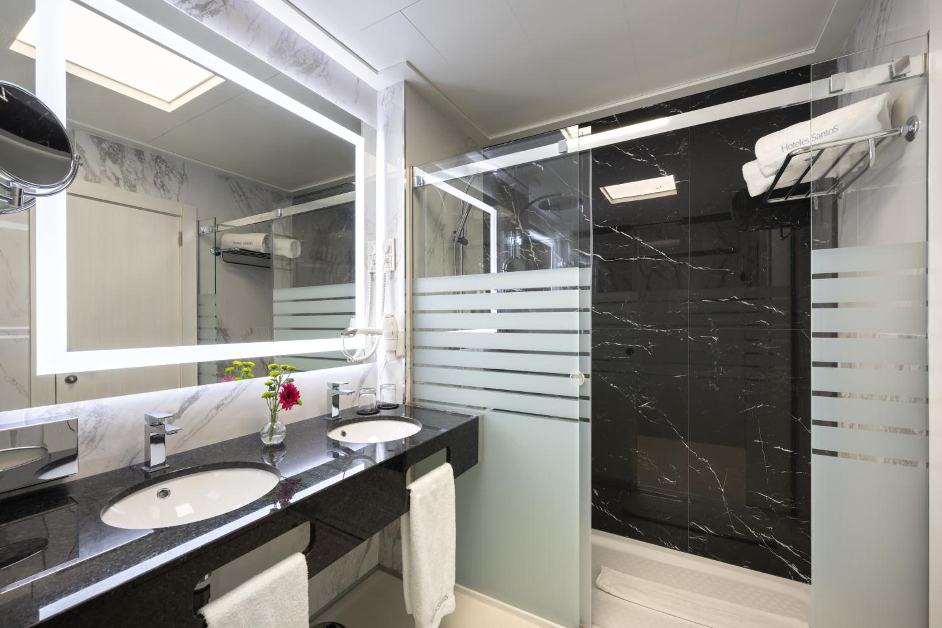 Family Room (2 Adults + 2 Children)