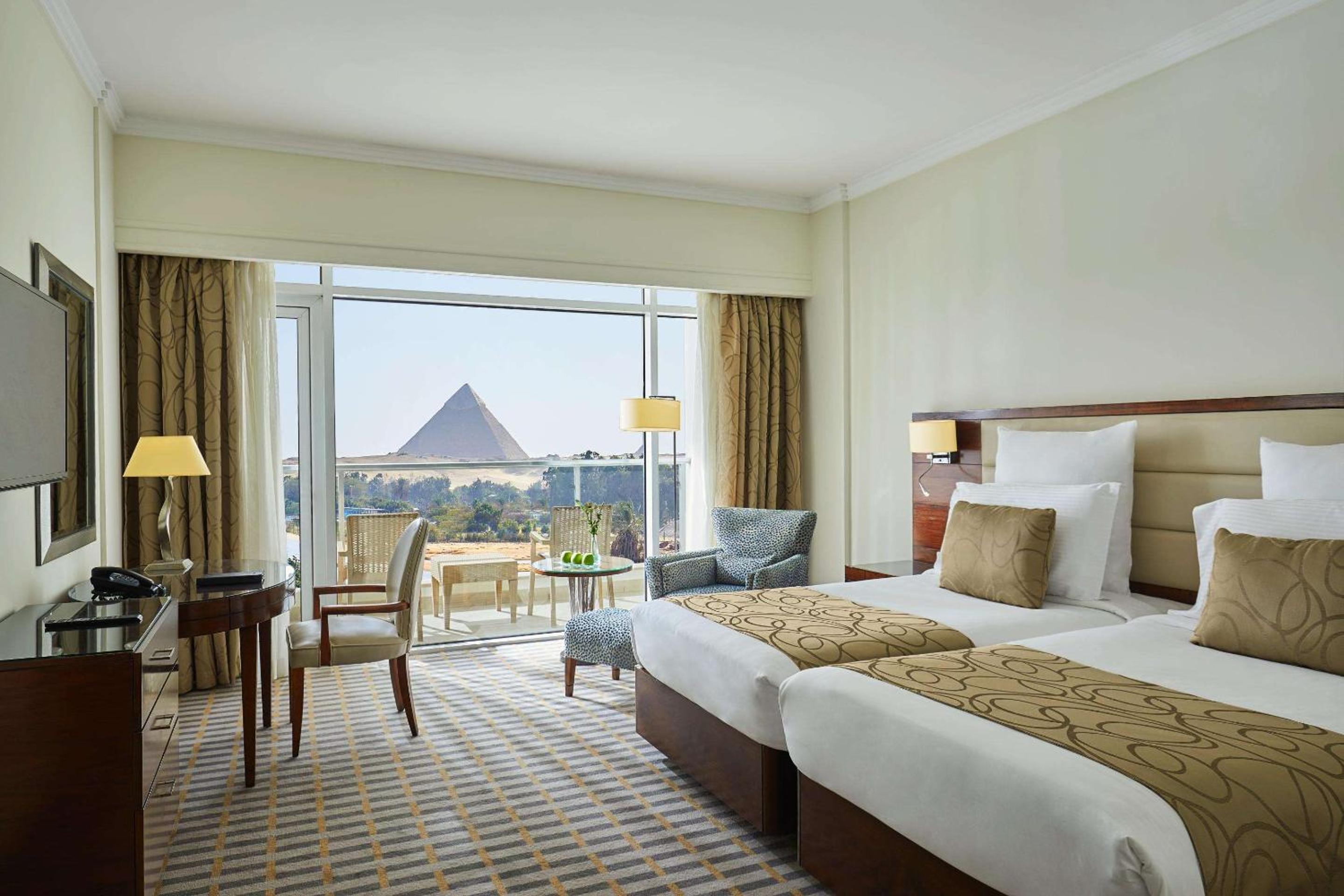 Deluxe Room With Pyramid View 