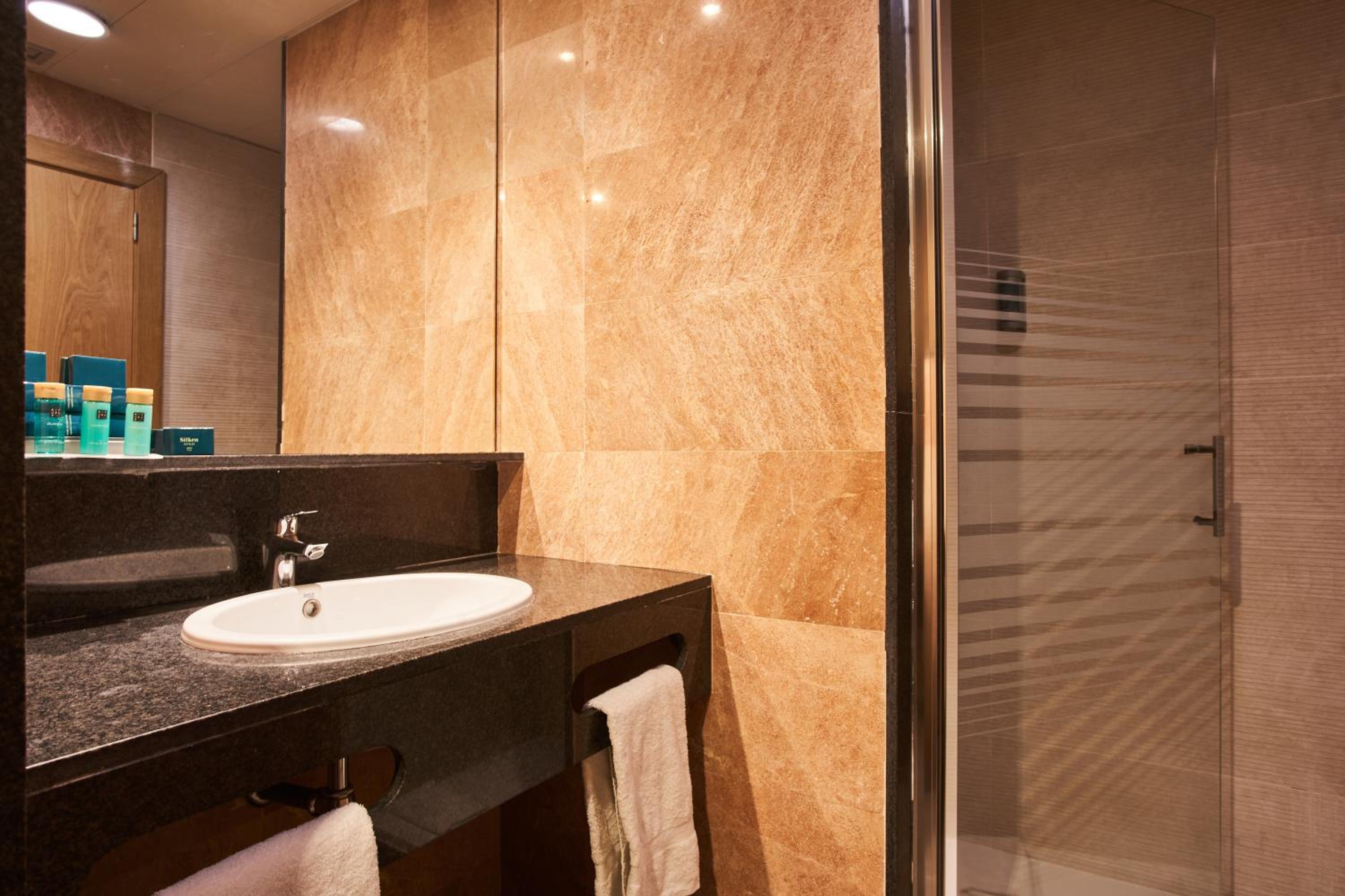 Family Room (2 Adults + 2 Children)