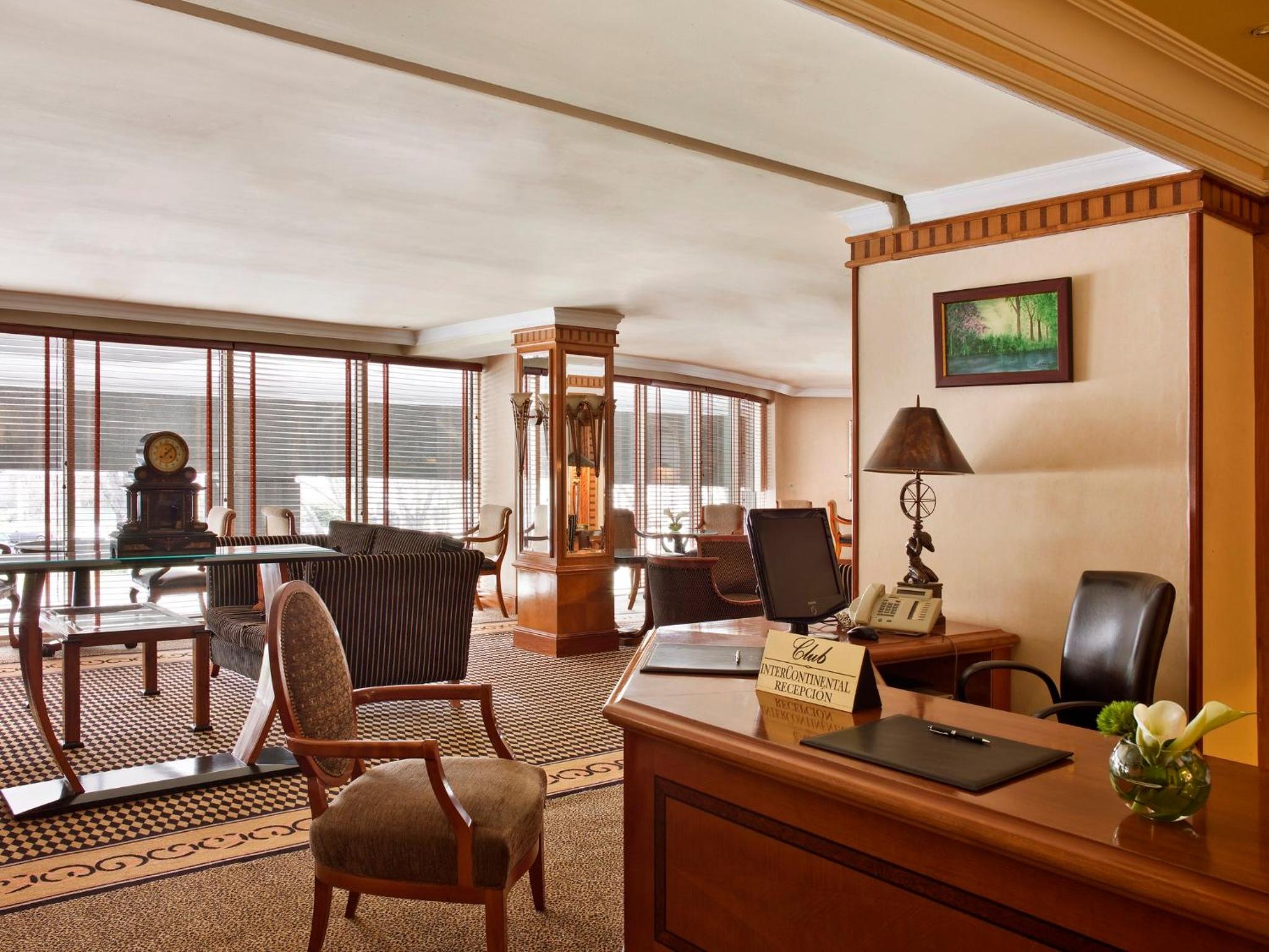 Junior King Suite with Castellana View - Club Lounge Access