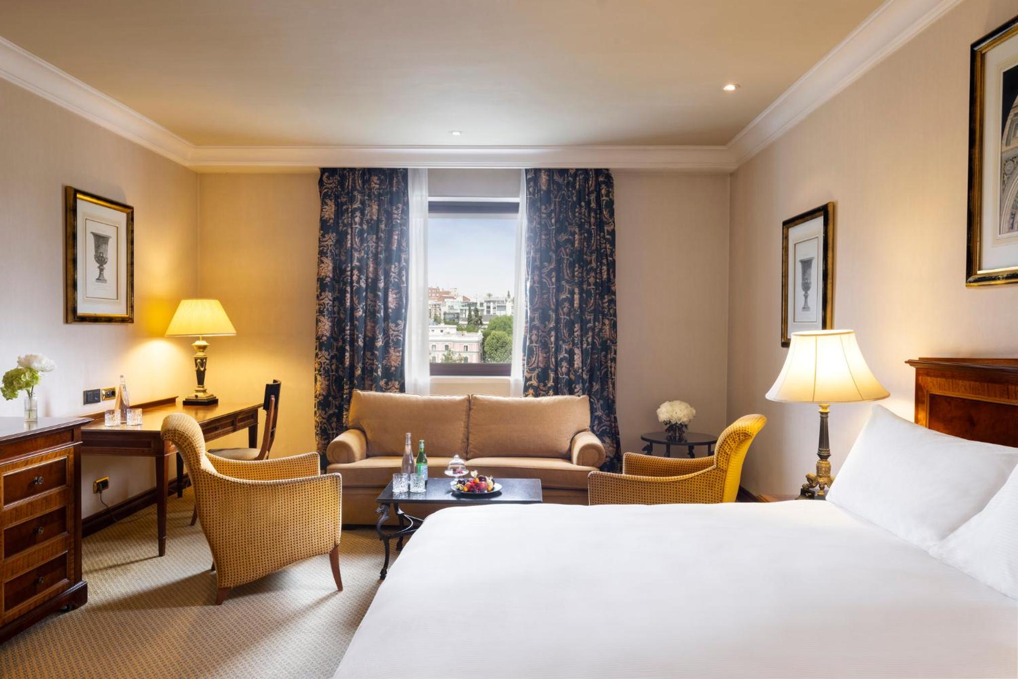 Junior King Suite with Castellana View - Club Lounge Access