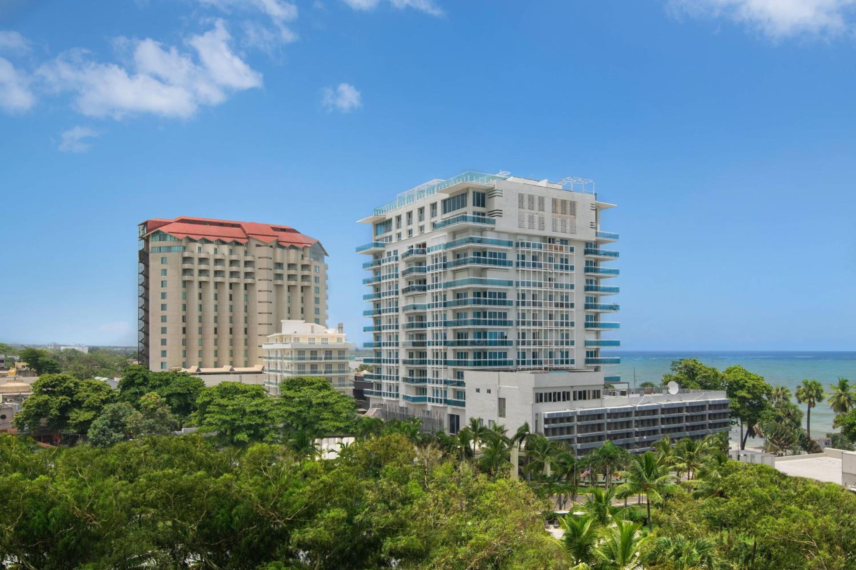 Club lounge access, Guest room, 2 Queen, Ocean view
