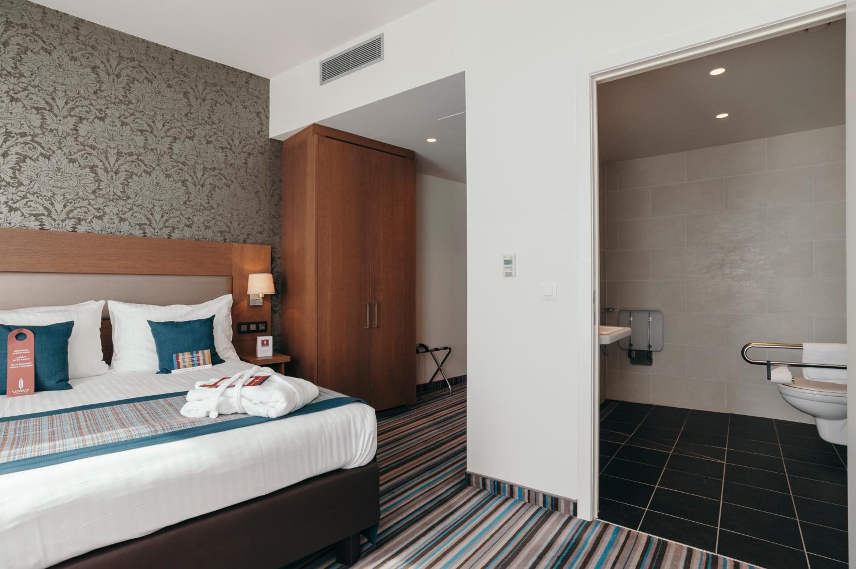 Queen Room - Disability Access