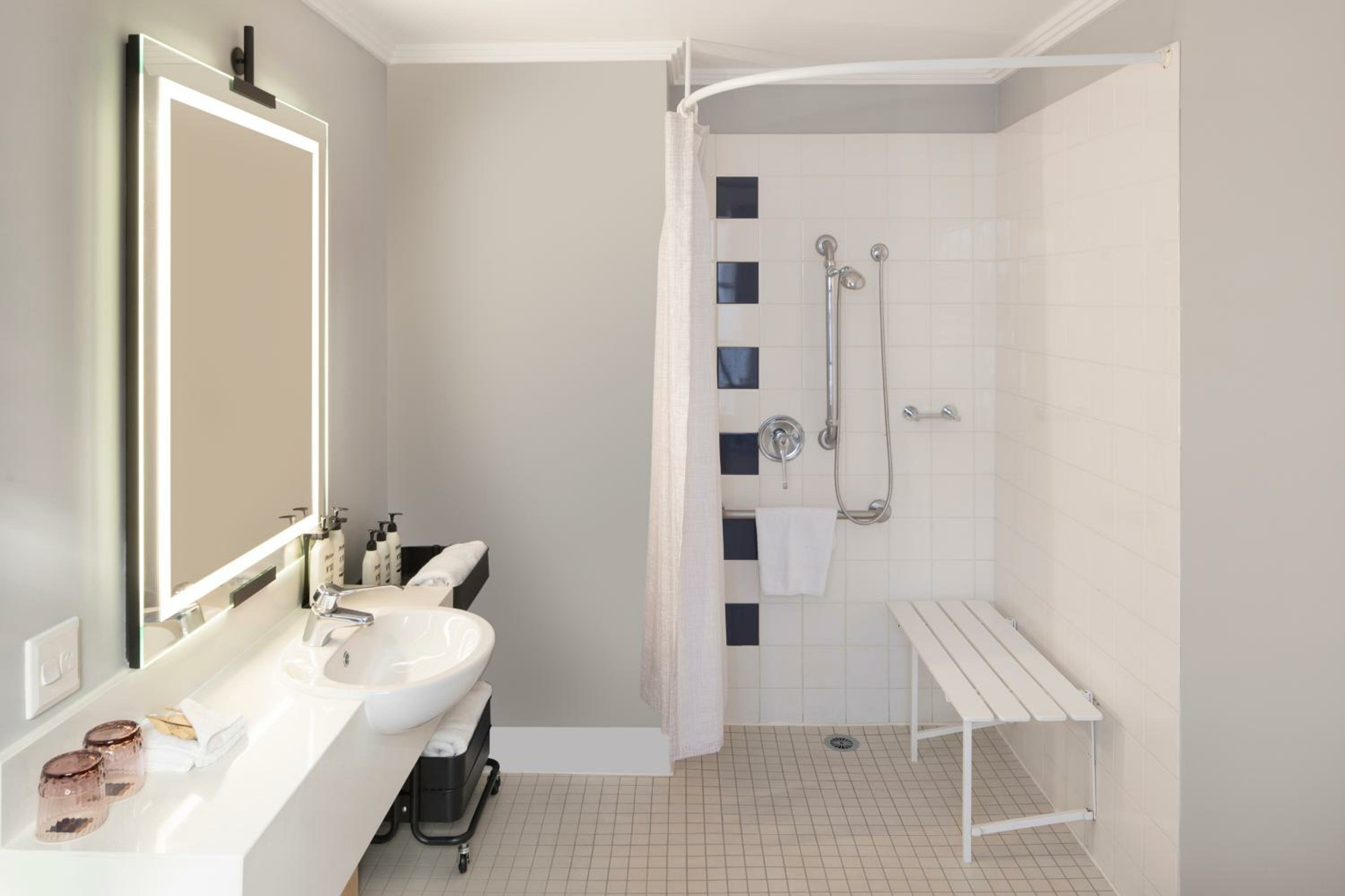 Classic Queen Room - Accessible