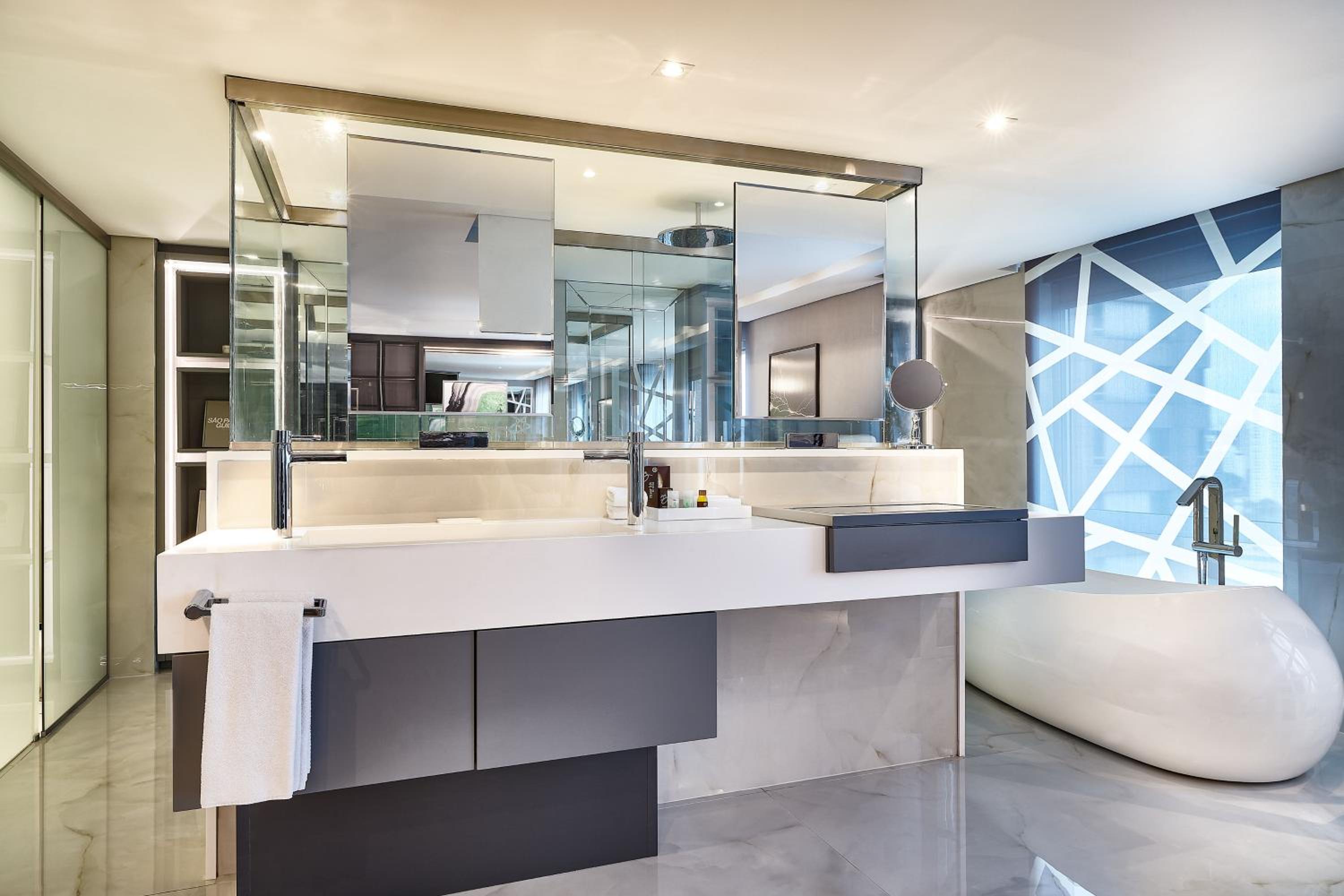 One-Bedroom Junior King Suite, City View