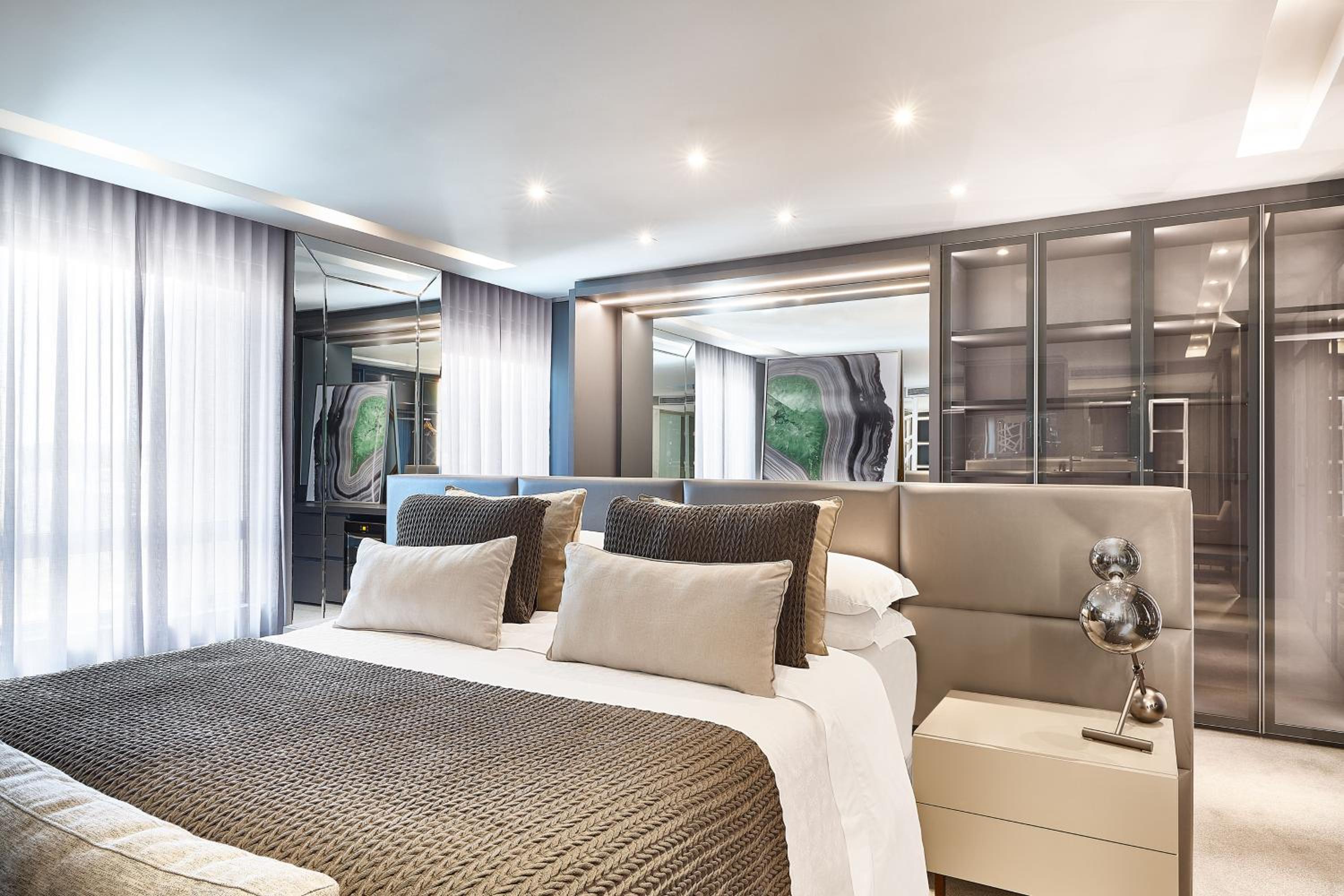 One-Bedroom Junior King Suite, City View