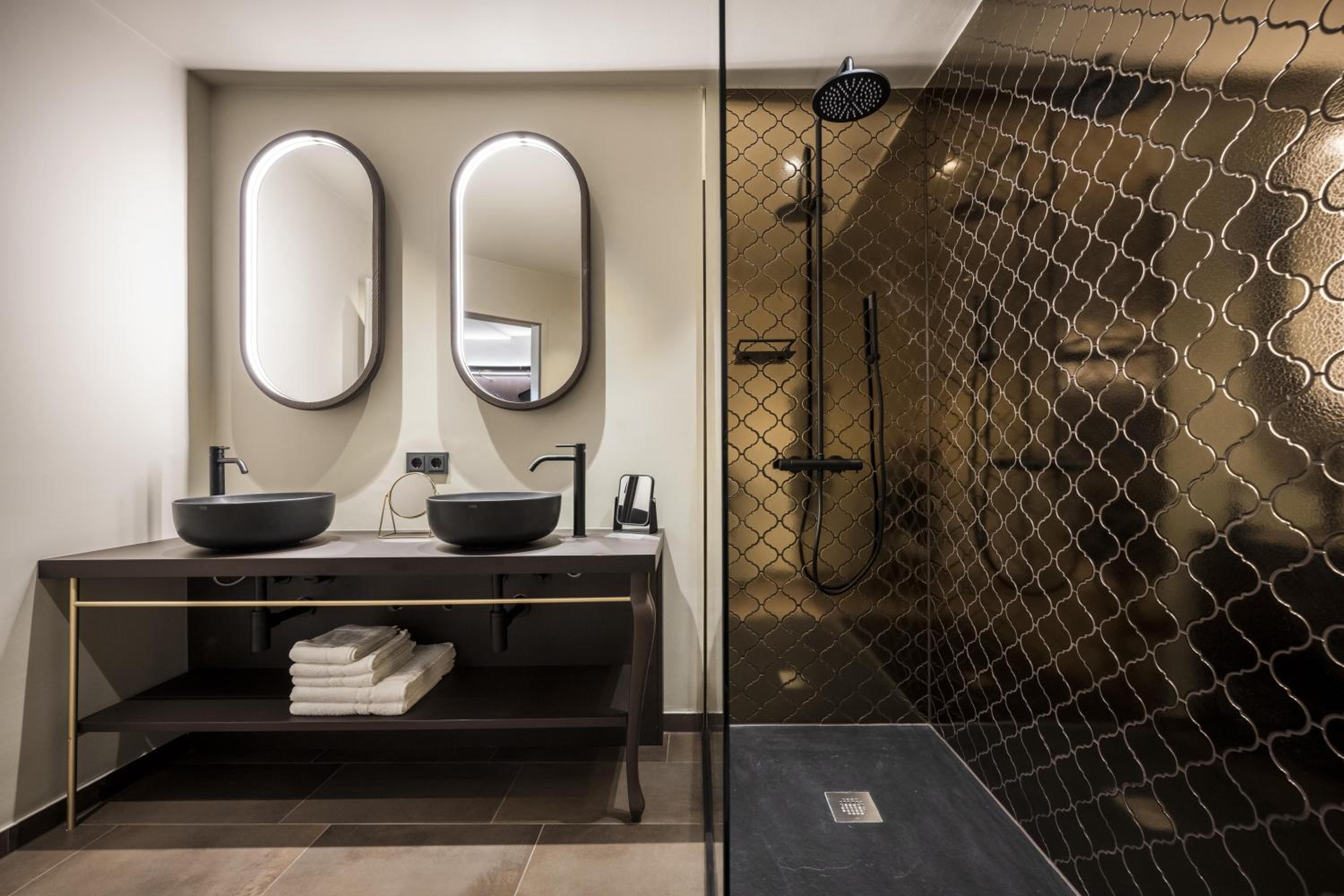 Golden Roof Suite 