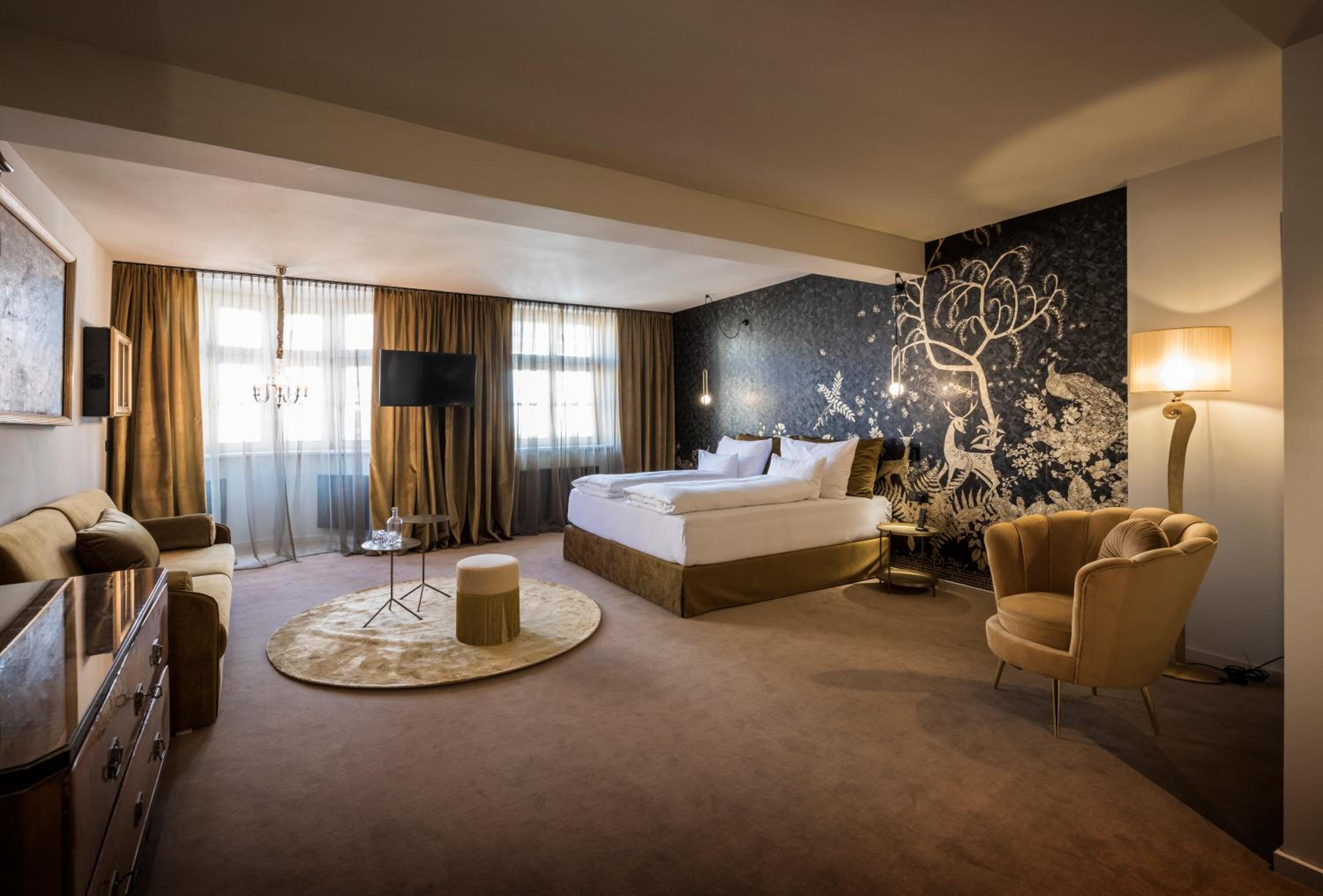 Golden Roof Suite 