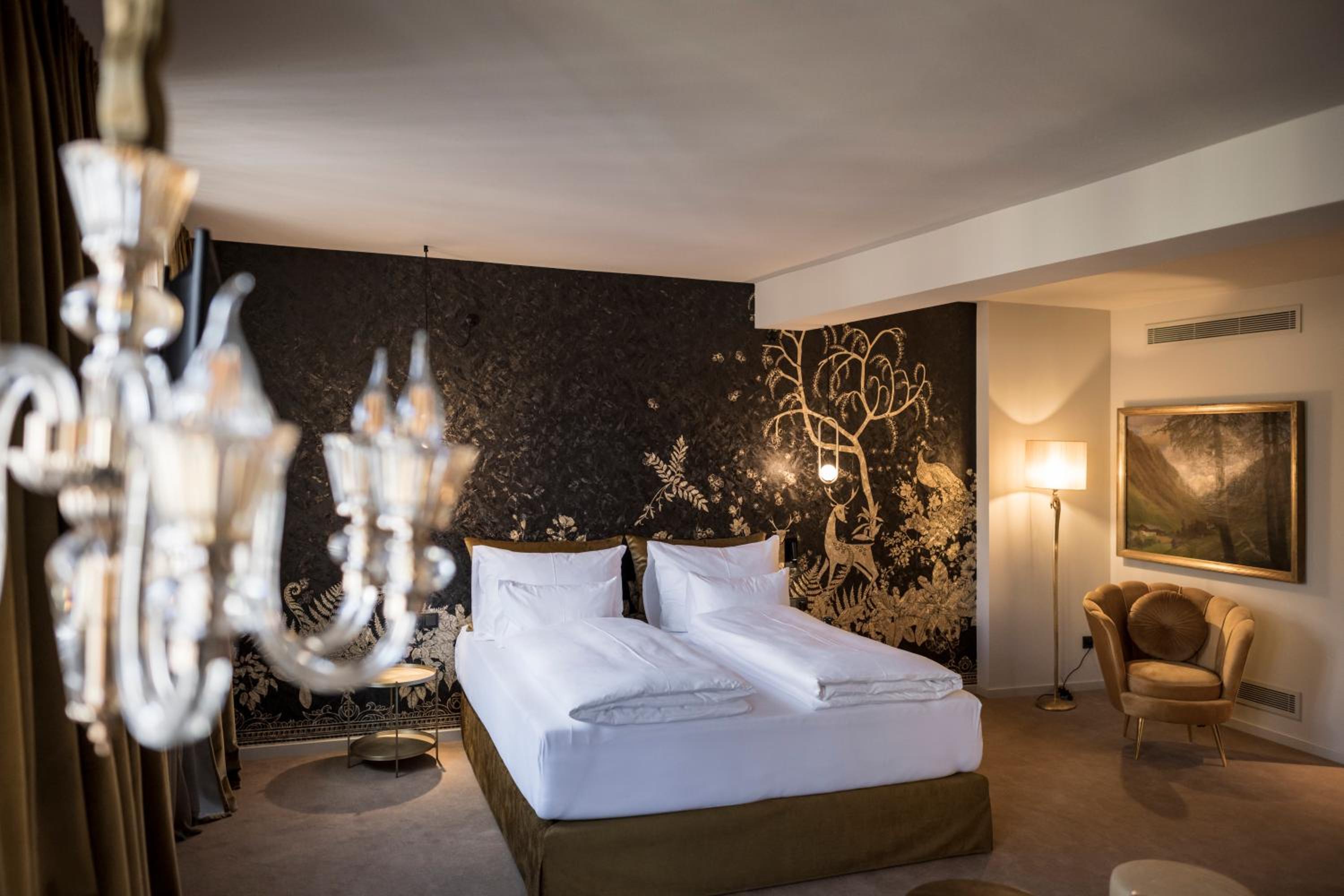 Golden Roof Suite 