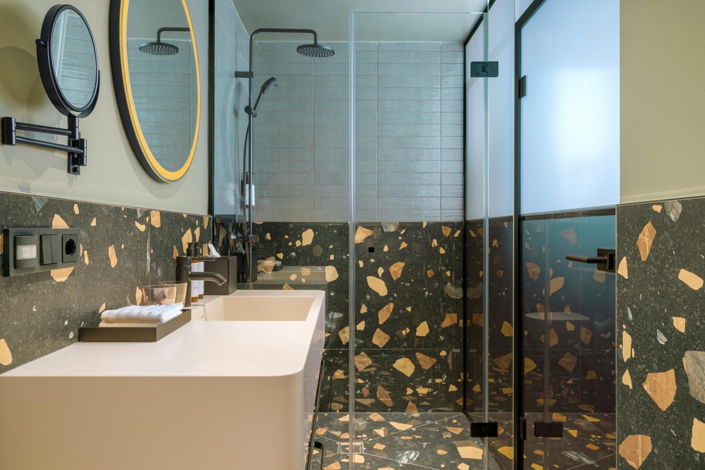 Superior King Room with View