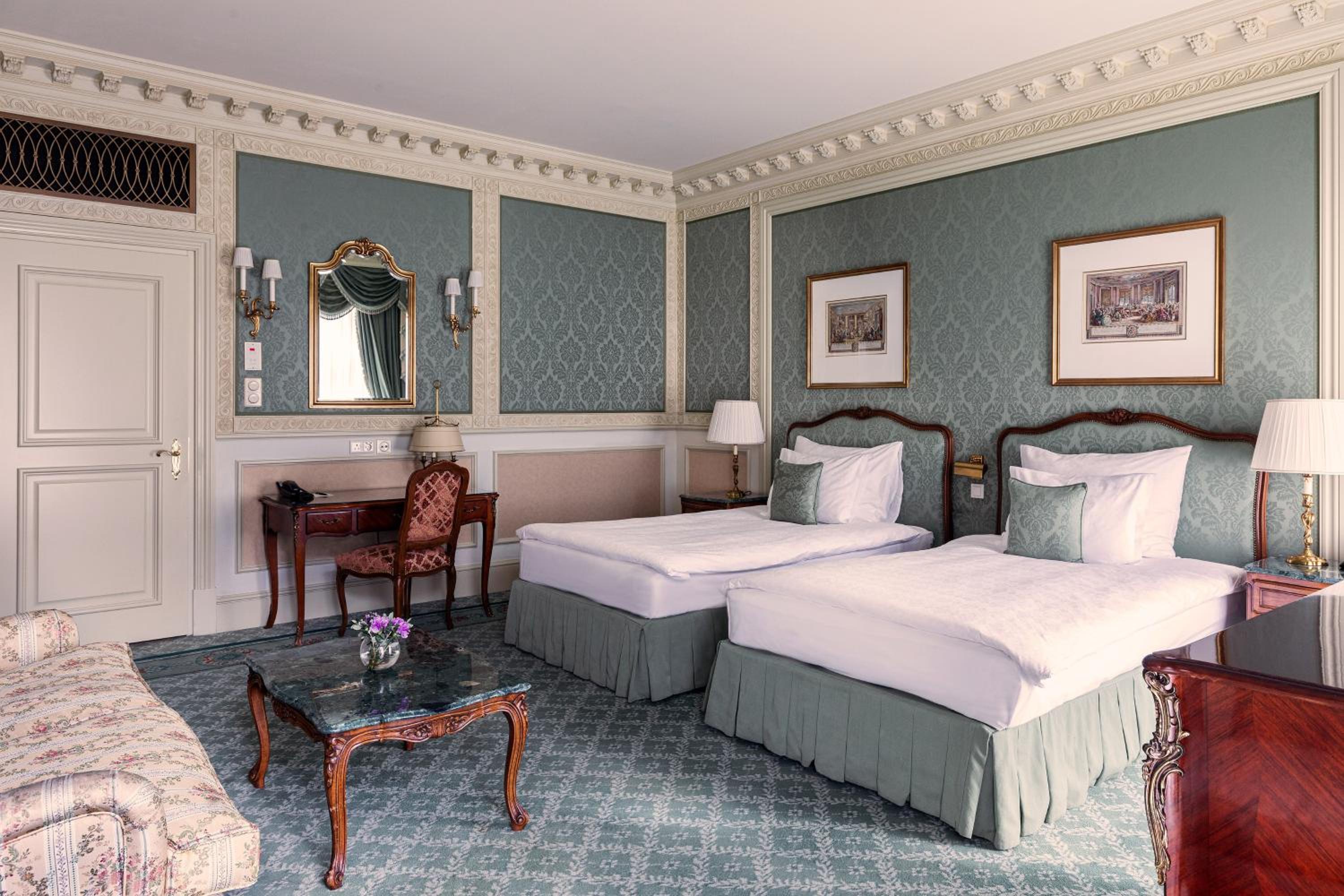 Grand Twin Room with City View