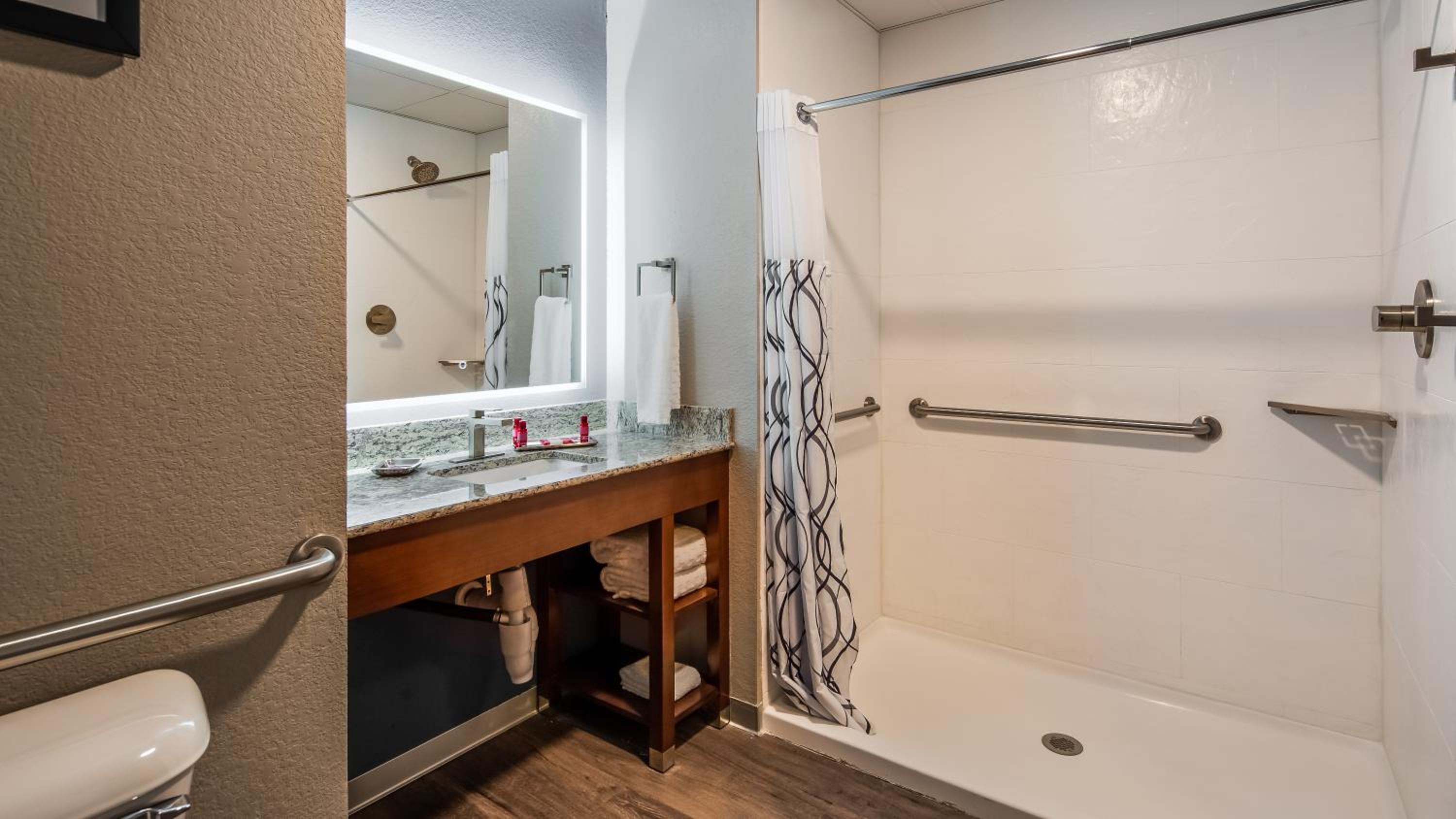 King Room with Roll-in Shower - Disability Access/Non-Smoking