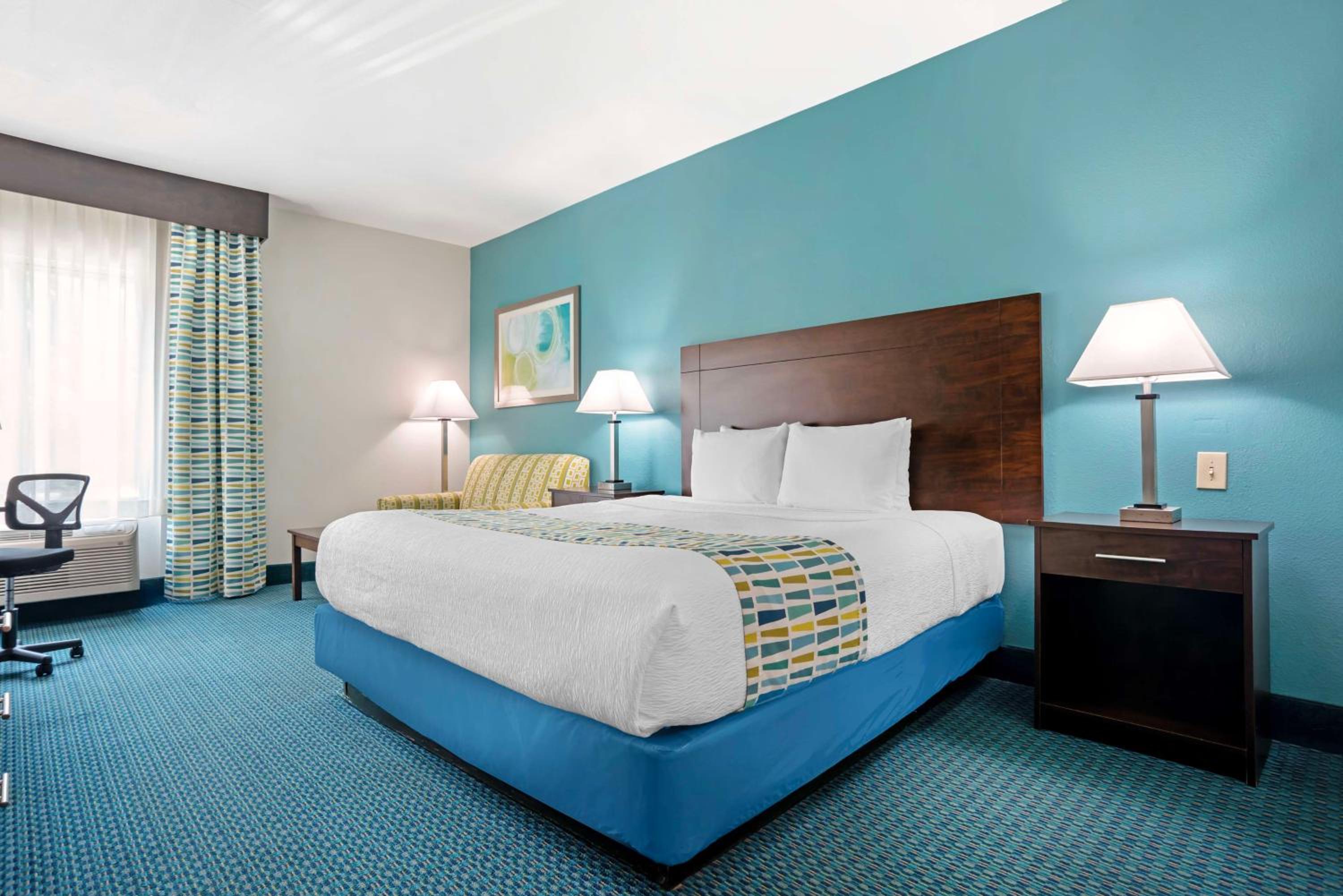 King Room with Roll-in Shower - Disability Access/Non-Smoking