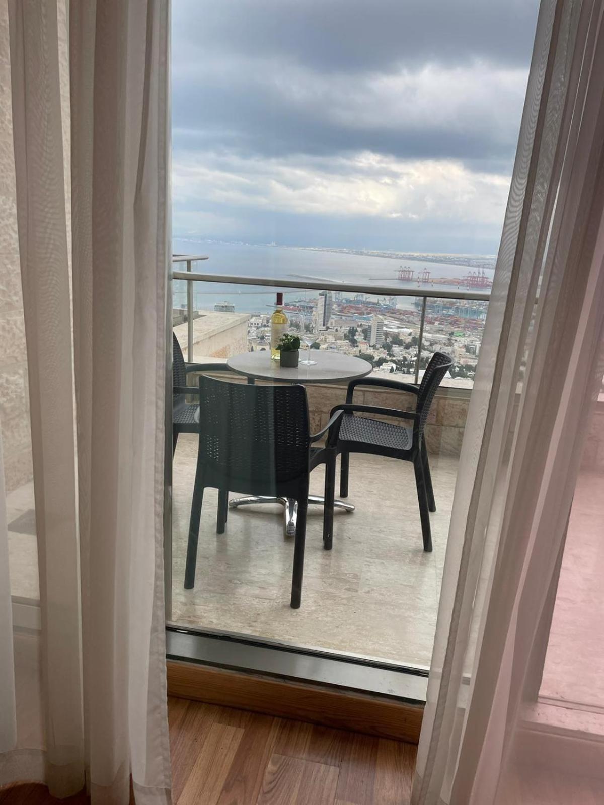 Premium Queen Room with Sofa Bed and Furnished Balcony - Bay View