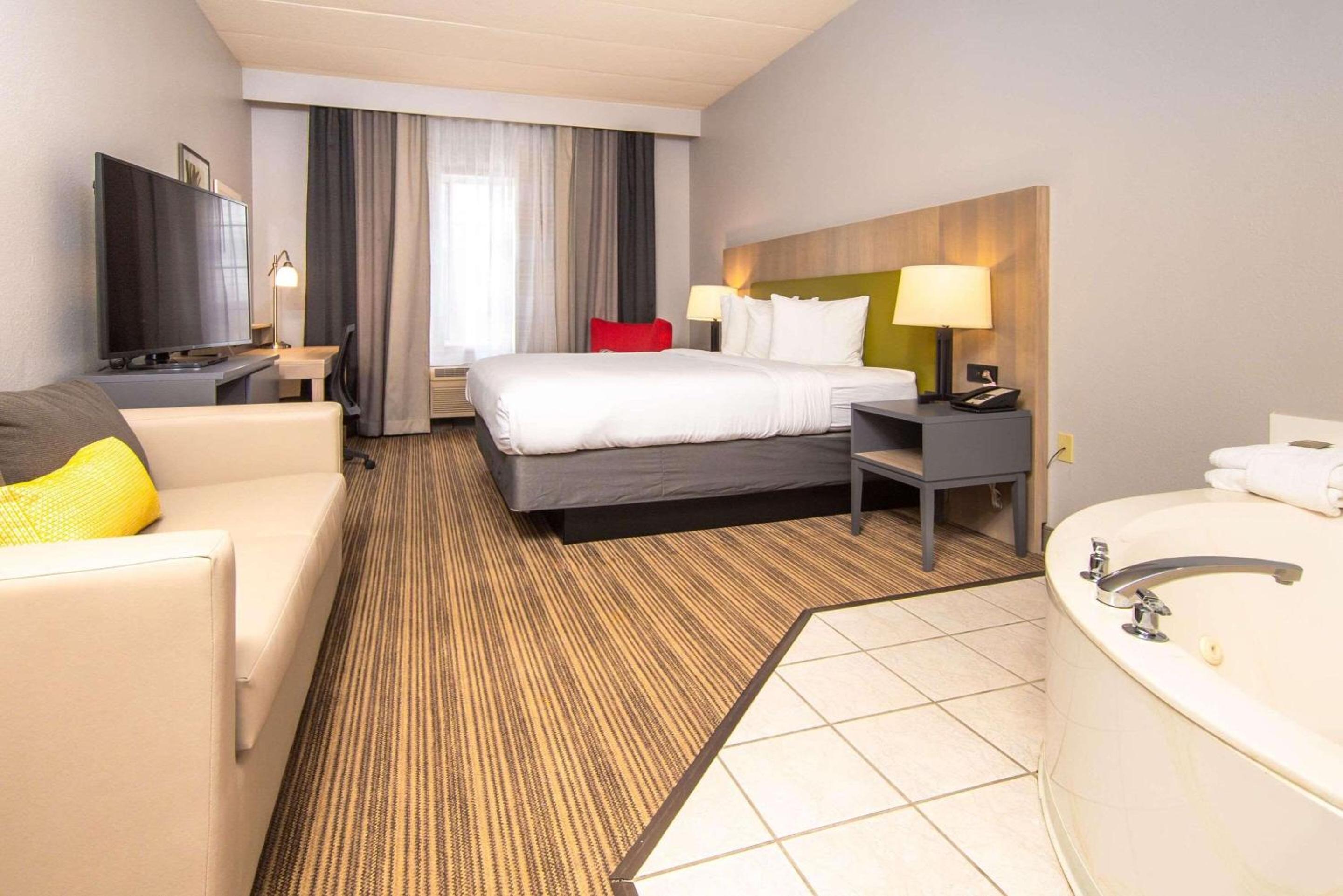 King Suite with Whirlpool - Non-Smoking