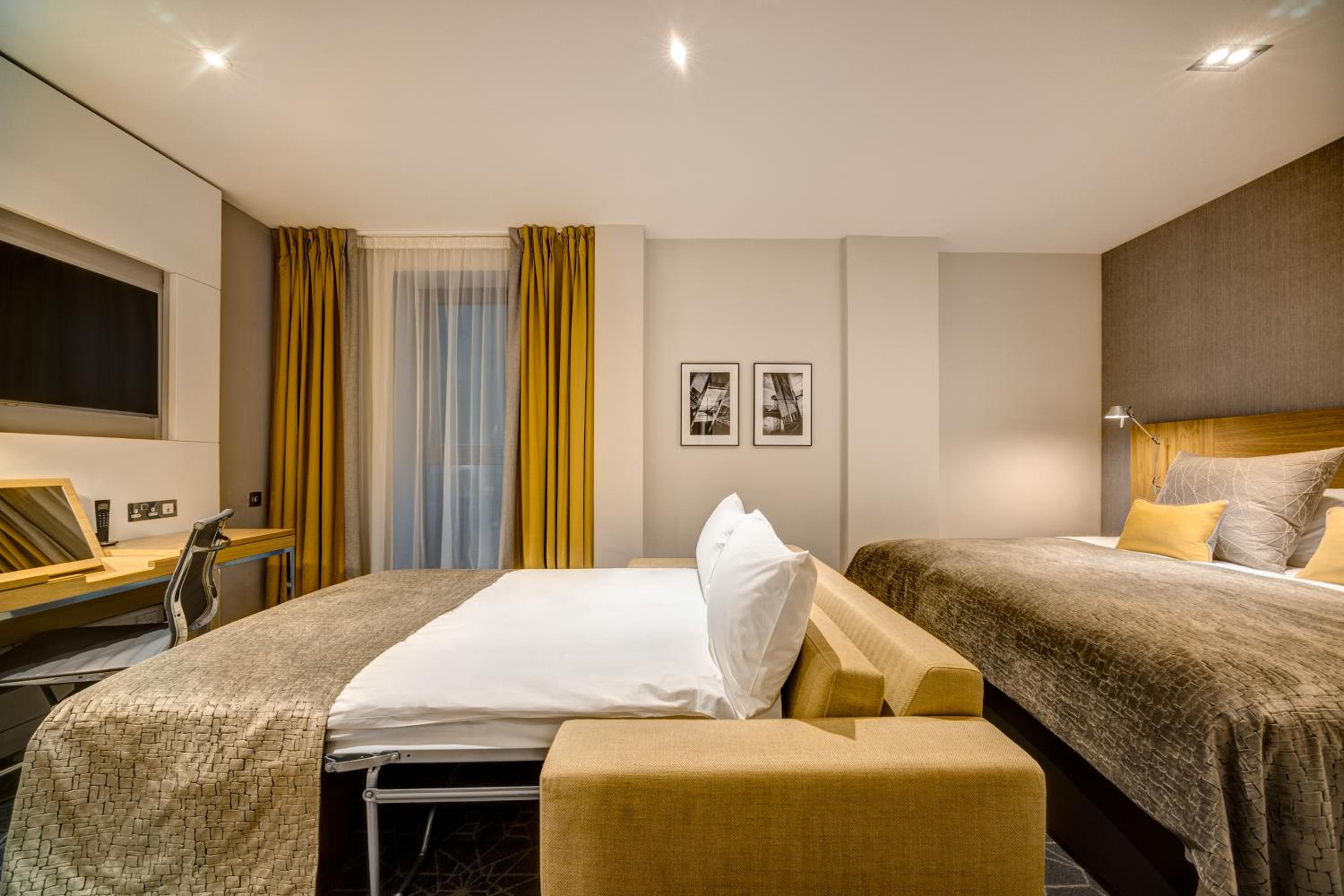 Family Room (2 Adults + 2 Children)