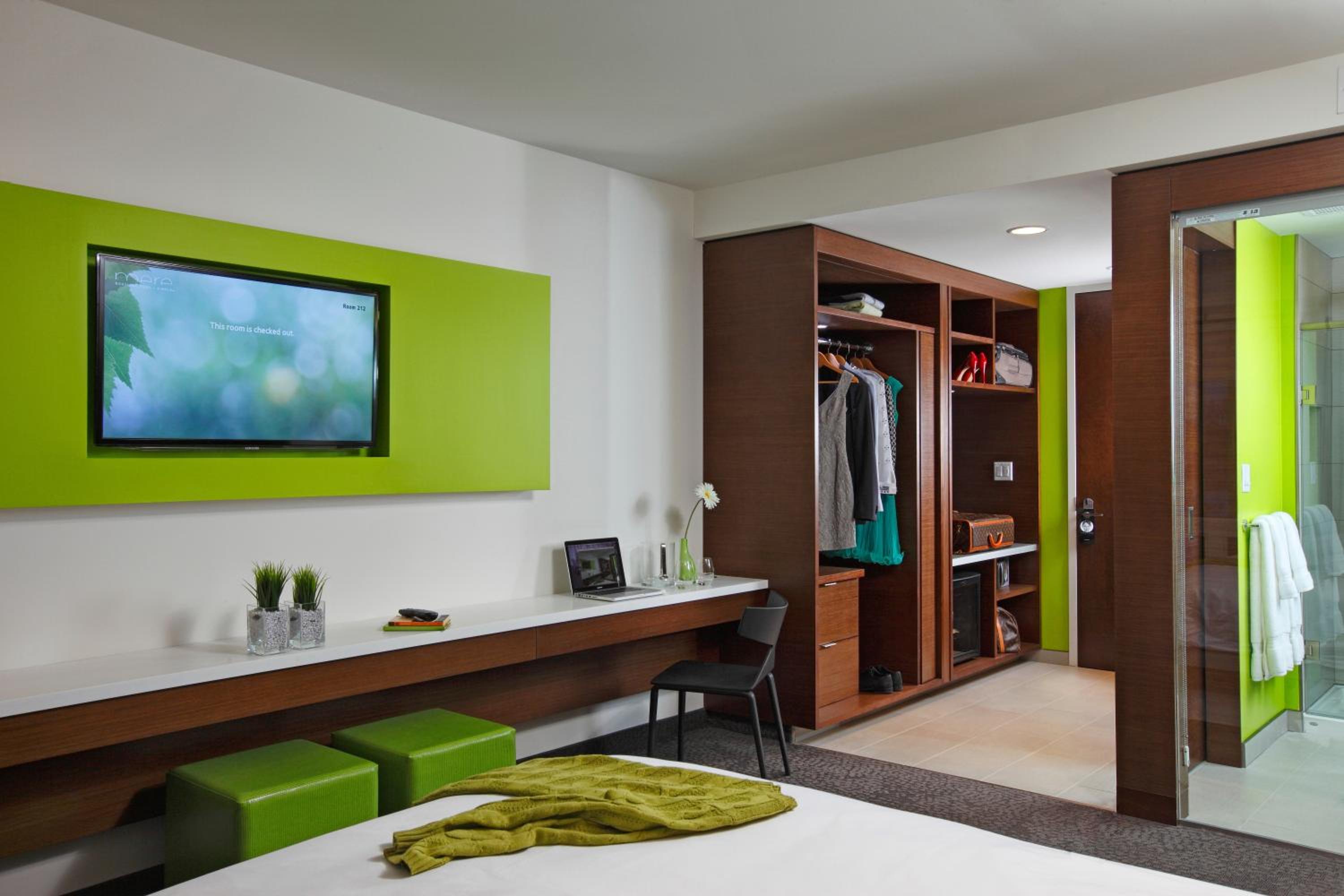 King Room with City View - Main Floor