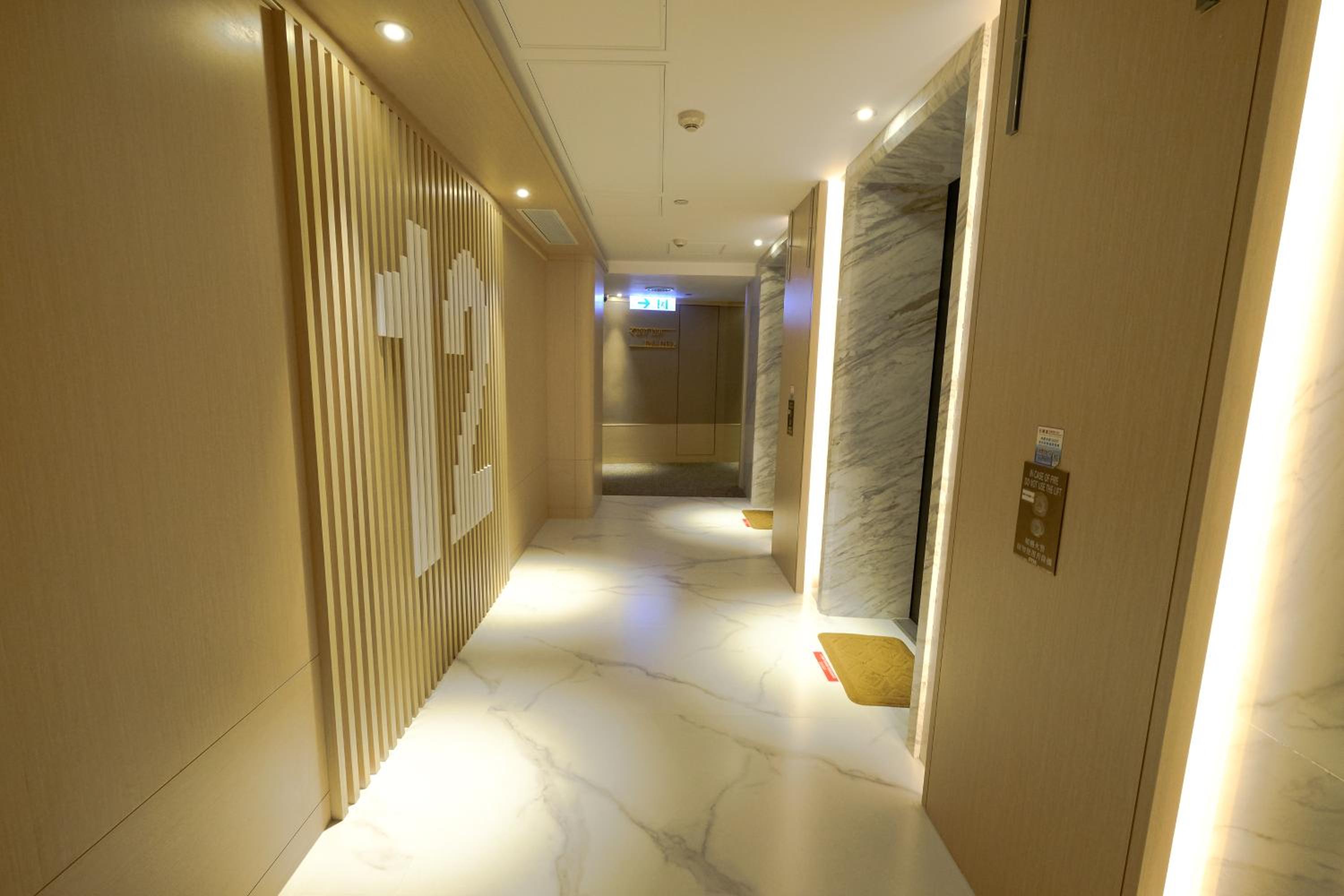 Grand Studio - King Bed with open area