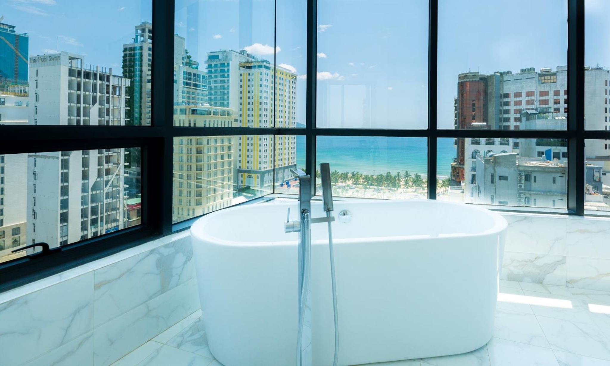 Deluxe Double Sea View with Bathtub 