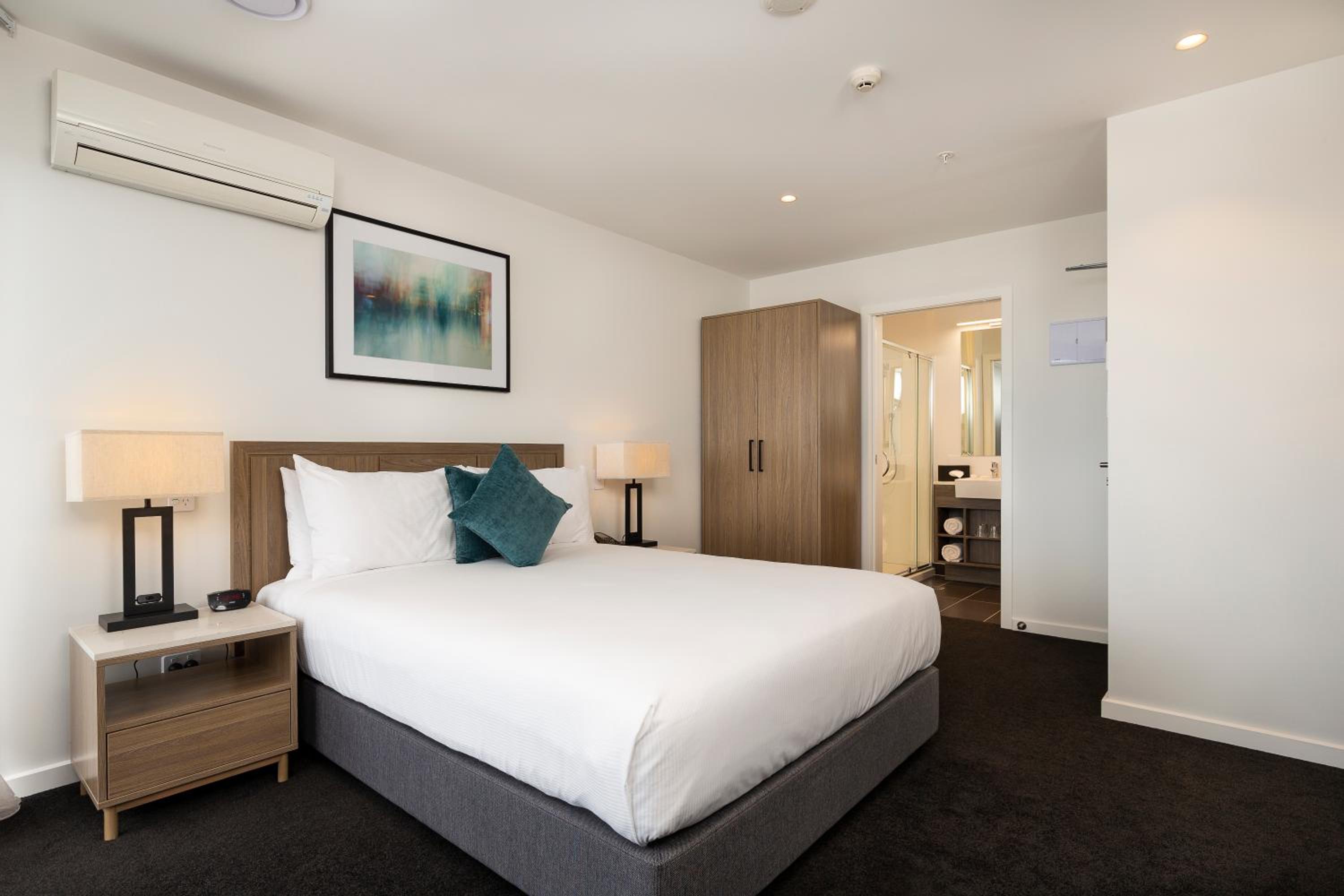 Deluxe Room Package (incl. Breakfast for 2, Parking, WIFI and complimentary upgrade (upon availability))