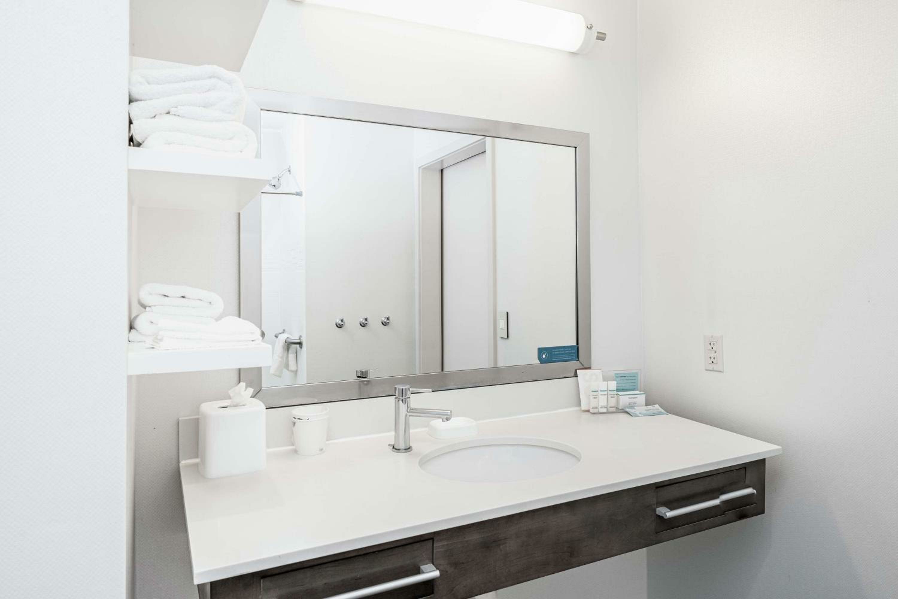 King Room with Bath Tub - Hearing Access / Non-Smoking