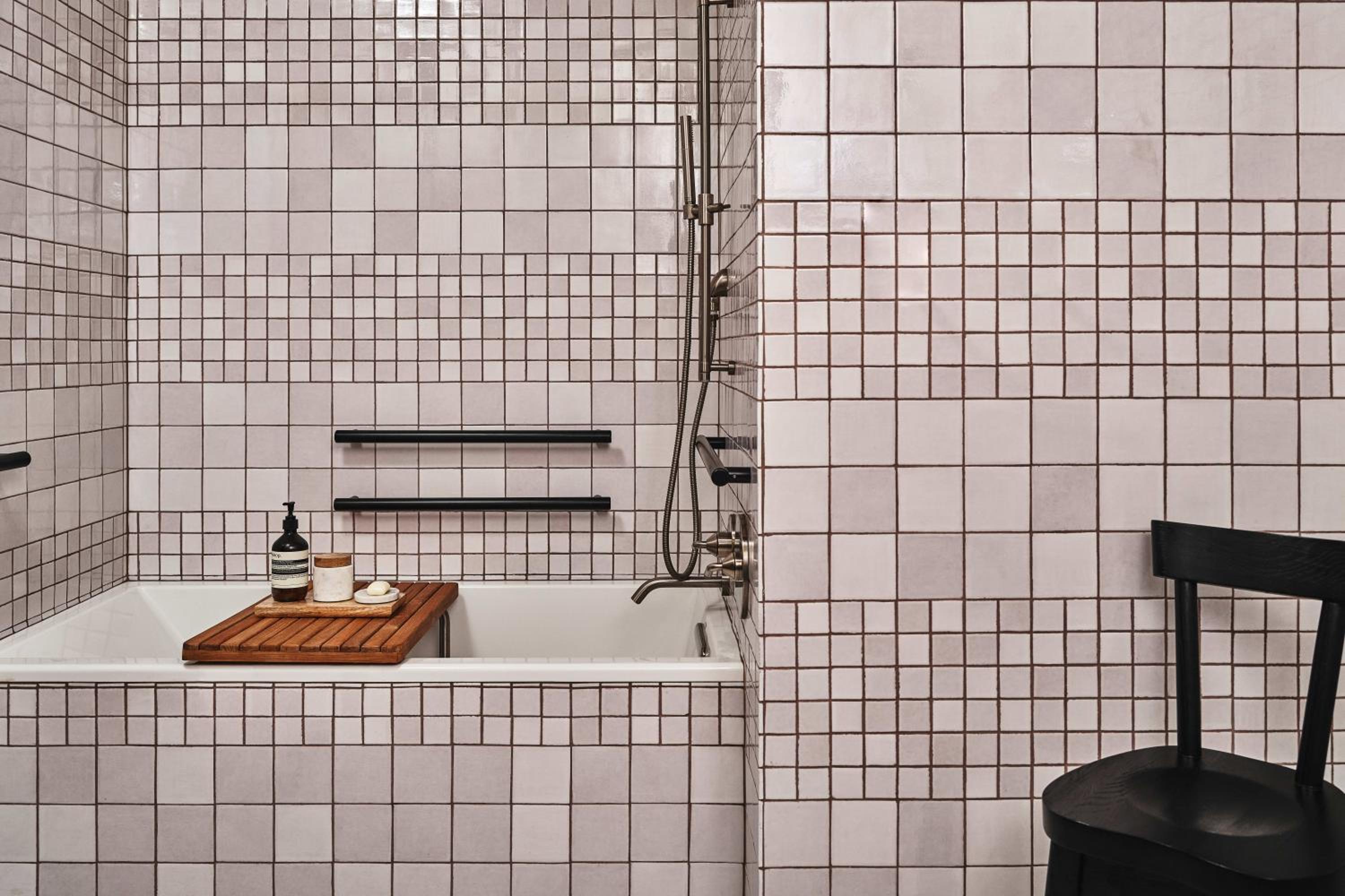 Deluxe Queen View, Accessible