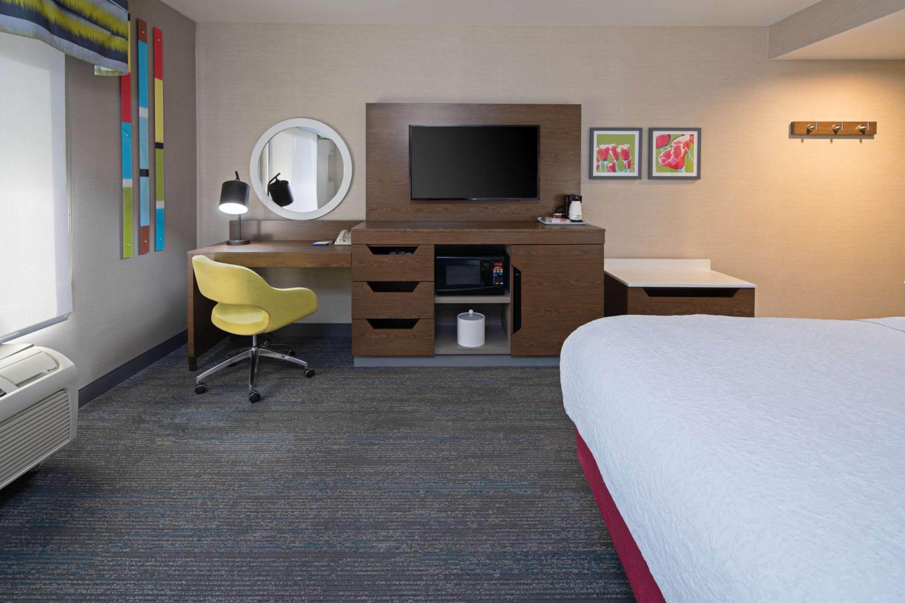 King Room with King Bed - Non-Smoking