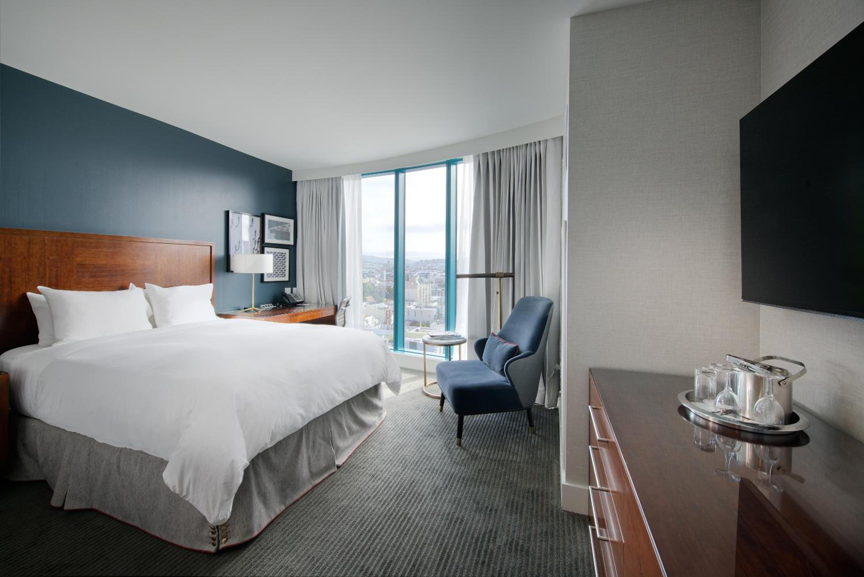 Classic Queen Room with City View