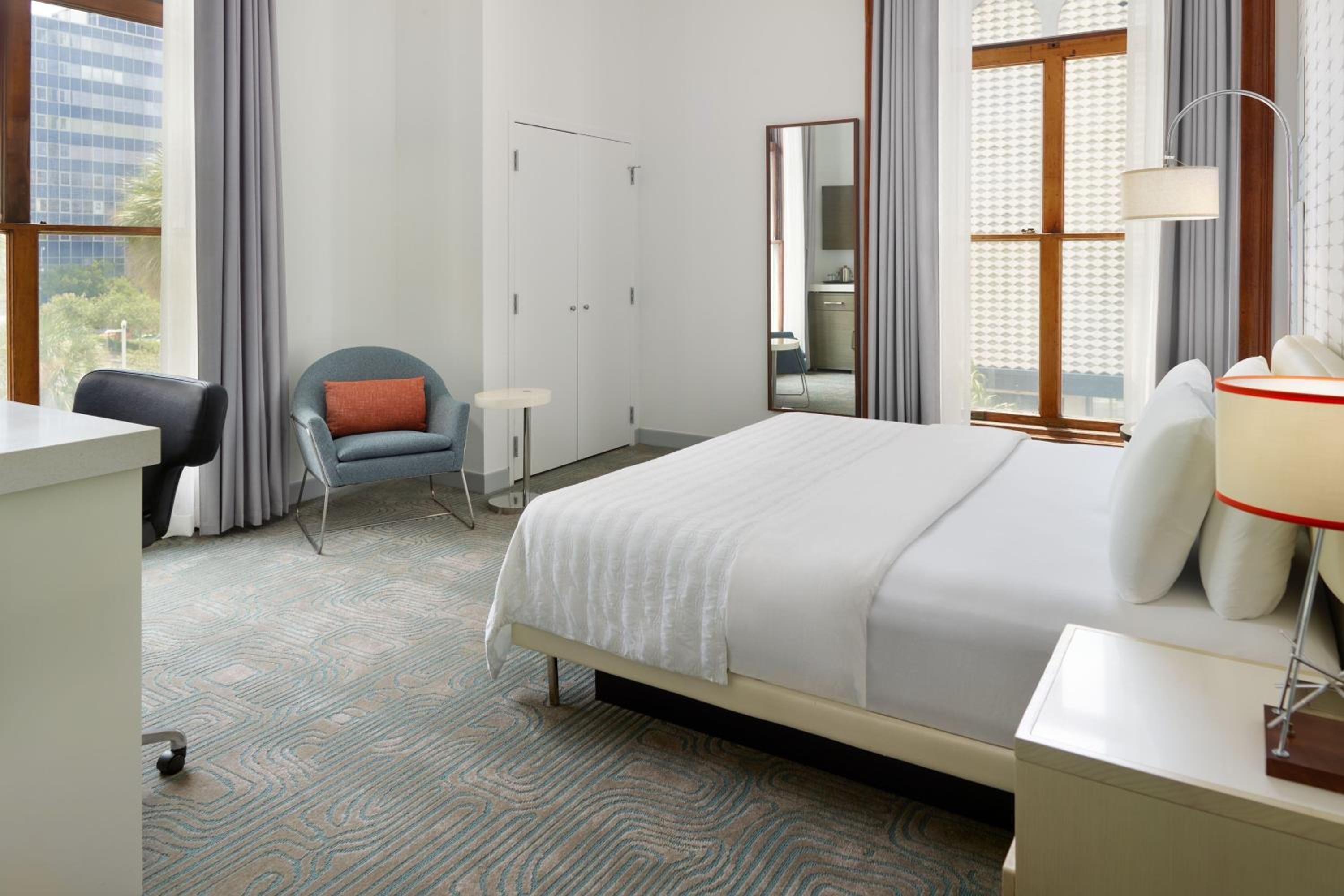 Deluxe, Guest room, 1 King, Corner room