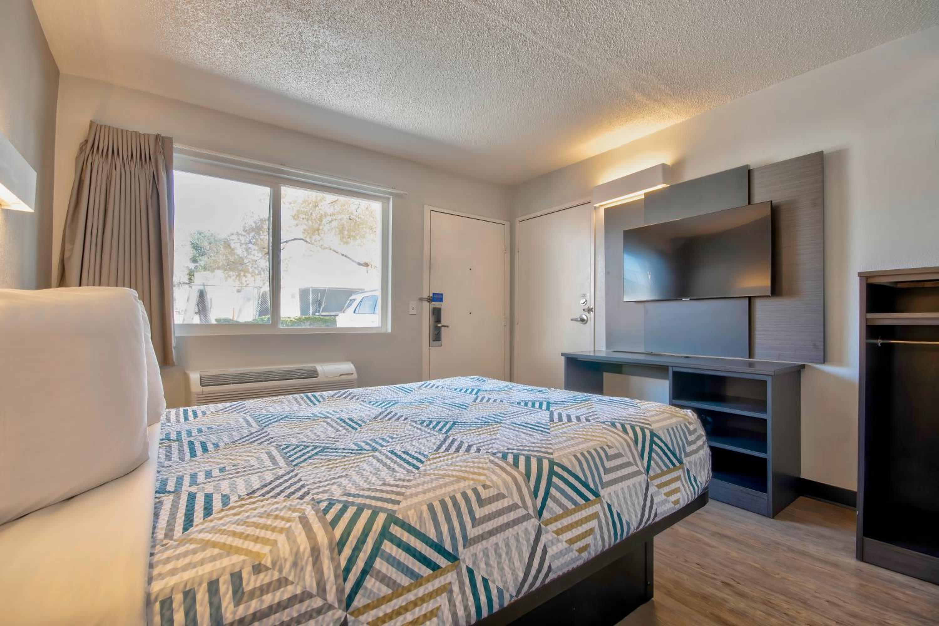 Queen Room - Non-Smoking