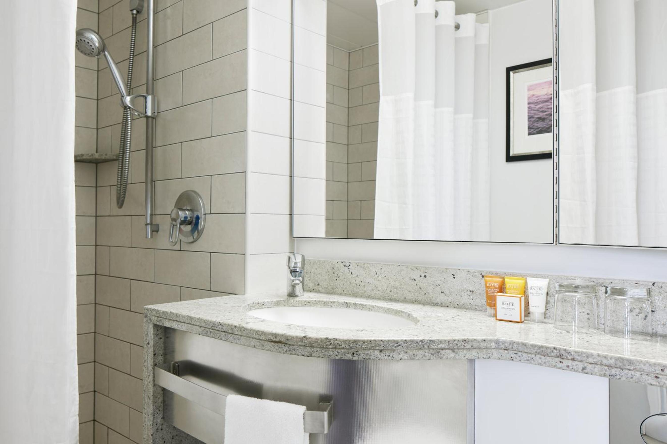 One-Bedroom Suite with Kitchenette 