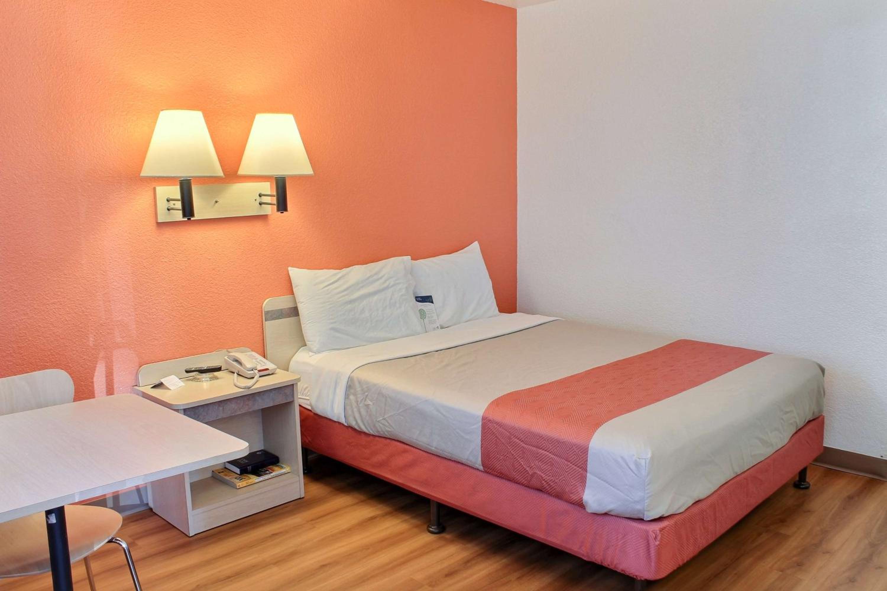 Deluxe Queen Room - Non-Smoking