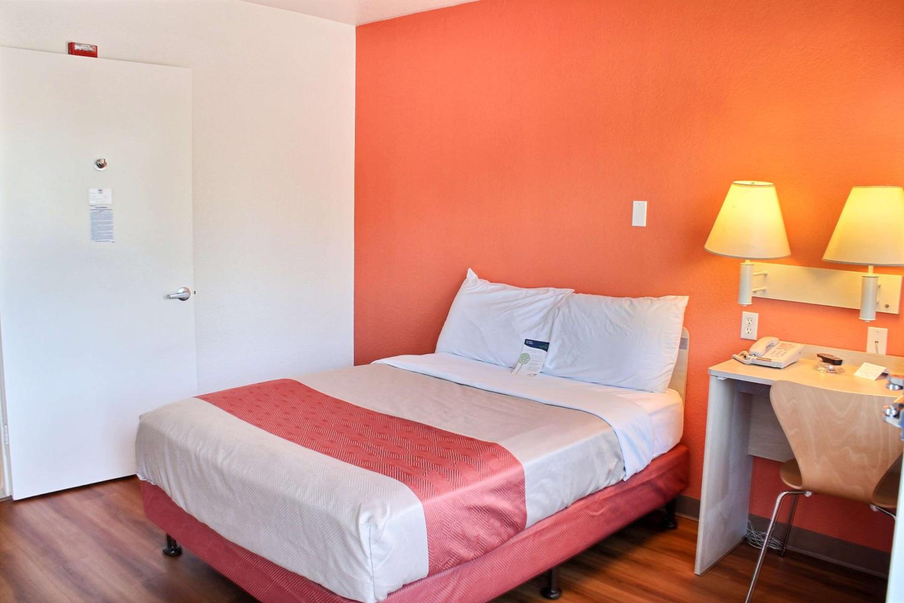 Deluxe Queen Room - Non-Smoking