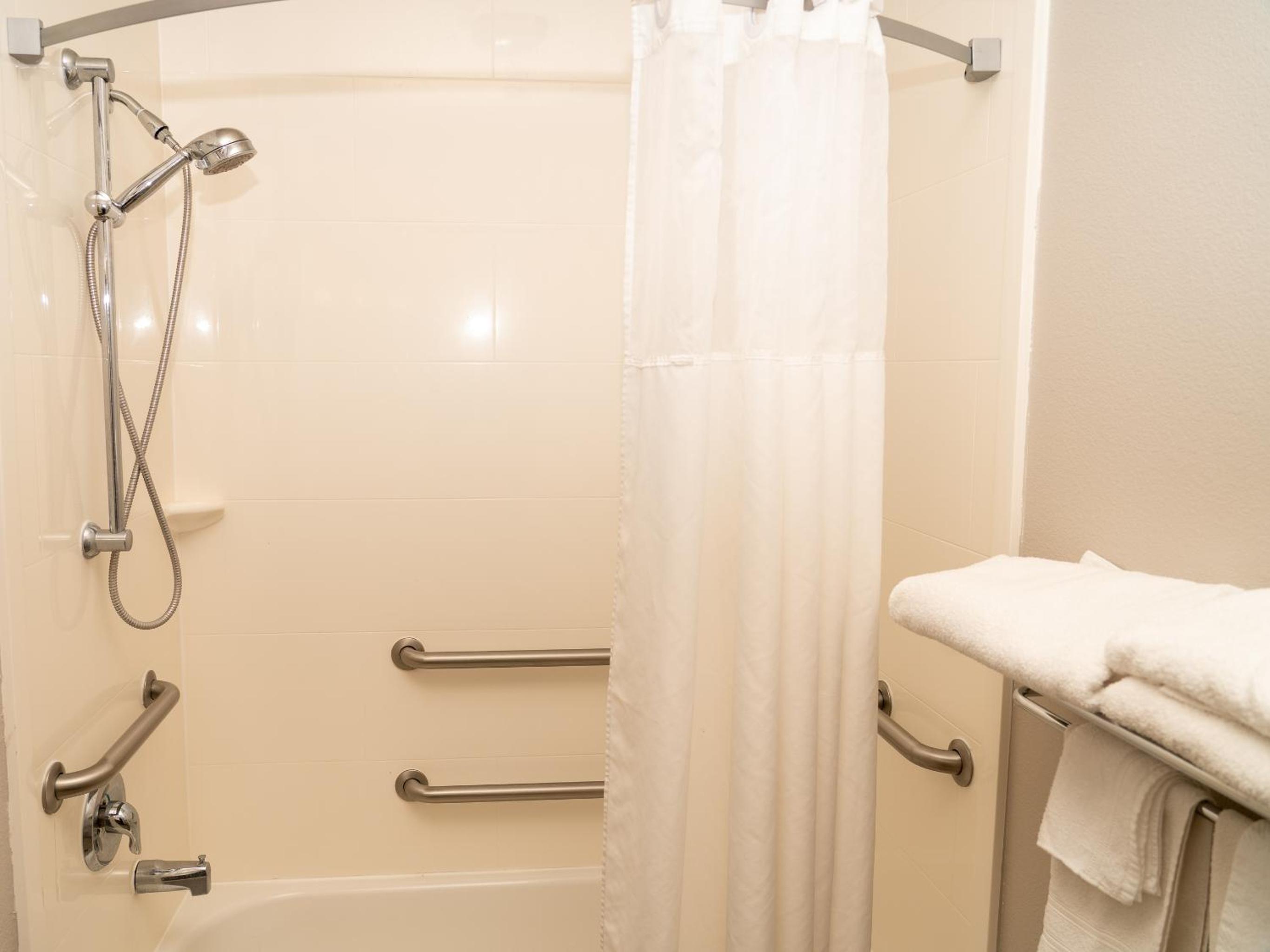 King Suite with Roll-In Shower - Disability Access/Non Smoking