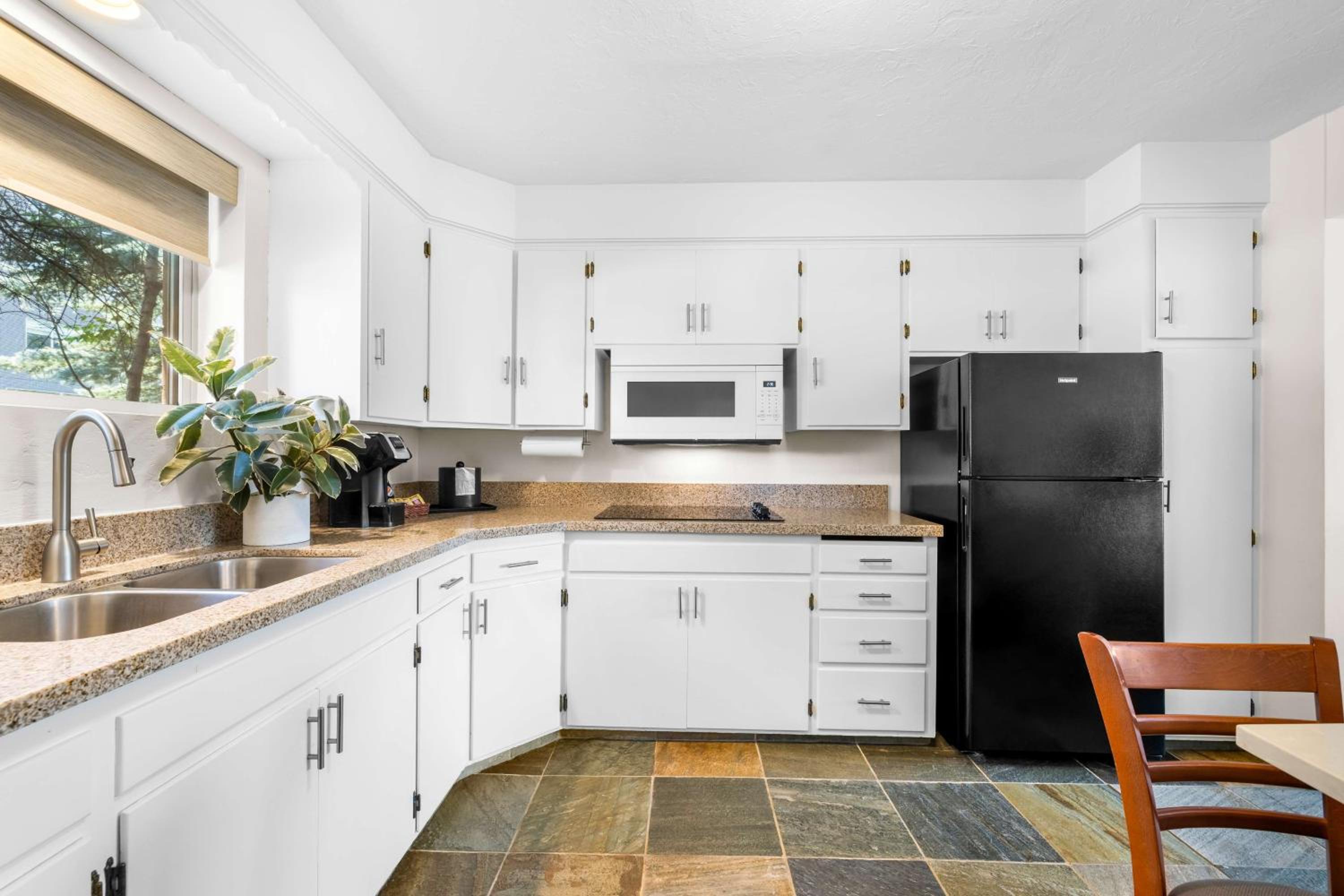 Two-Bedroom Suite with Three Queen Beds and River View - Non-Smoking