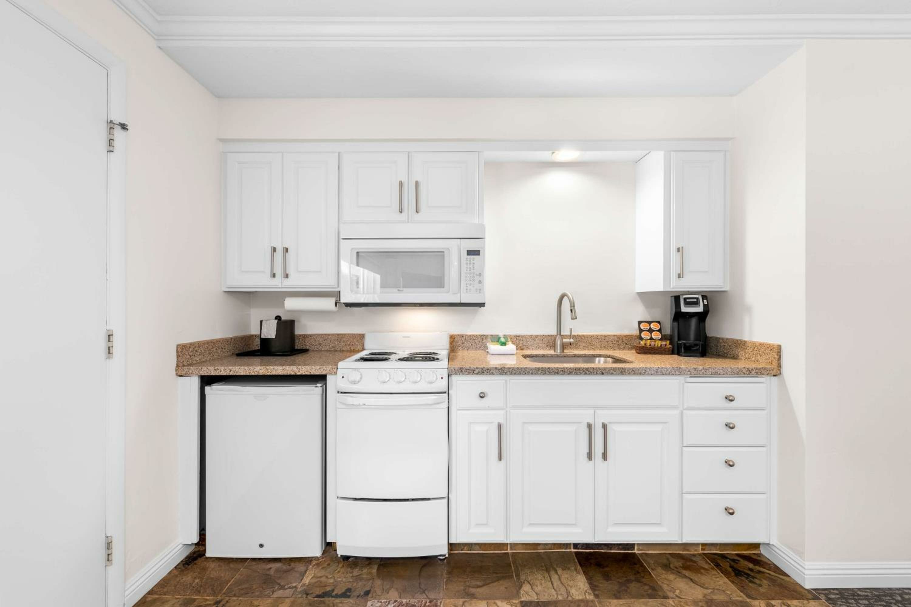 Queen Room with River View - Non-Smoking