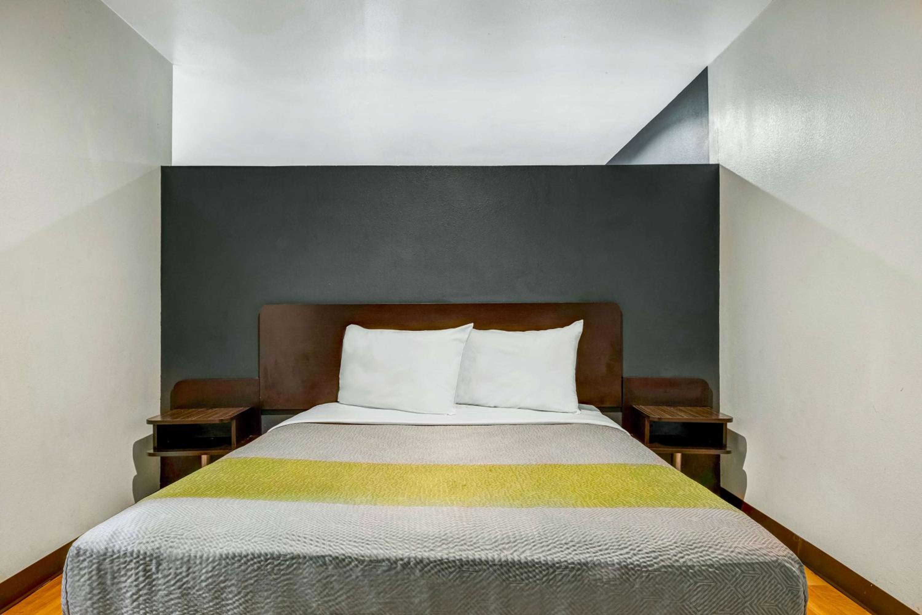 Deluxe Queen Room - Non-Smoking