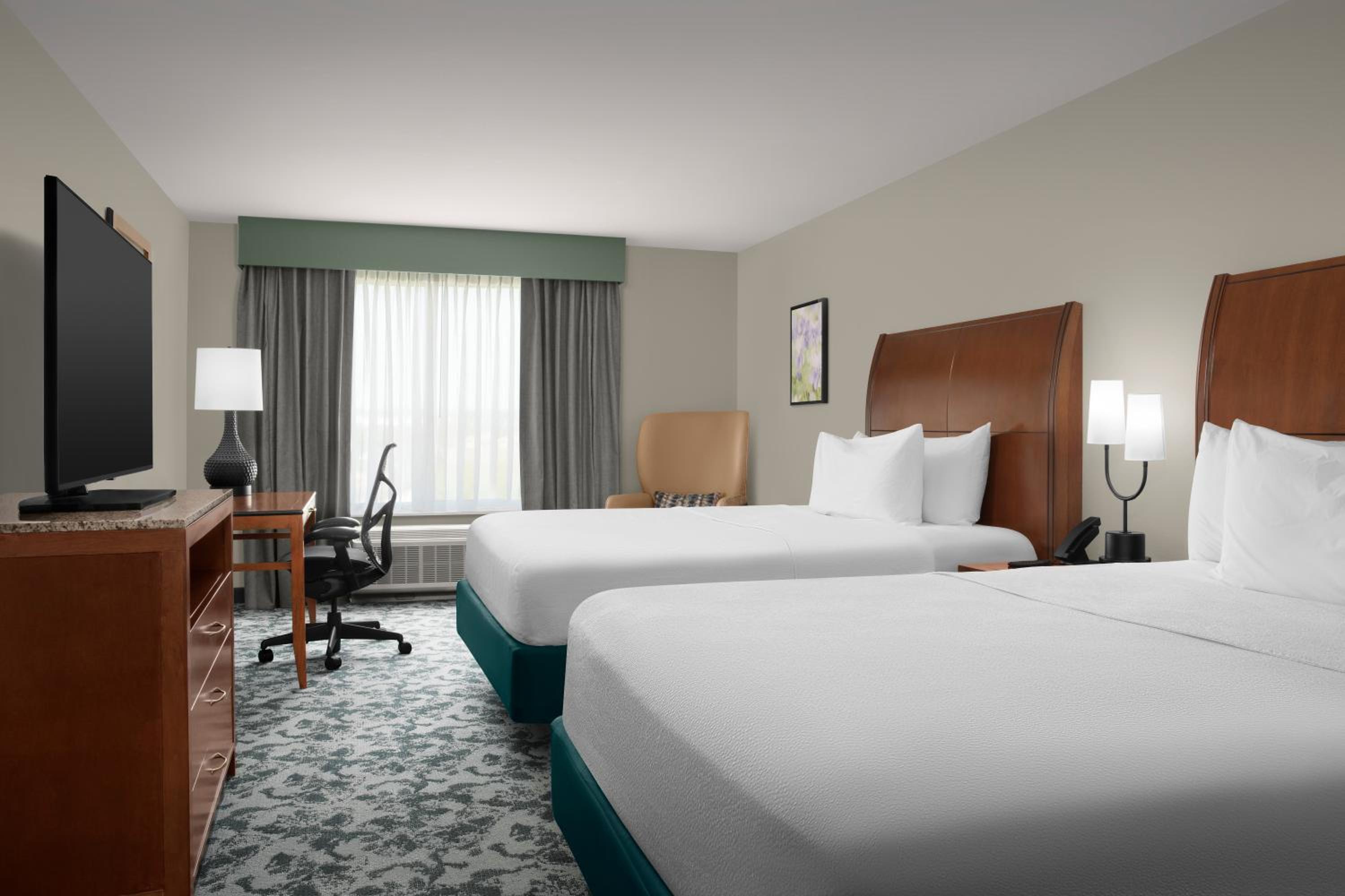 Queen Room with Two Queen Beds and Shower/Tub