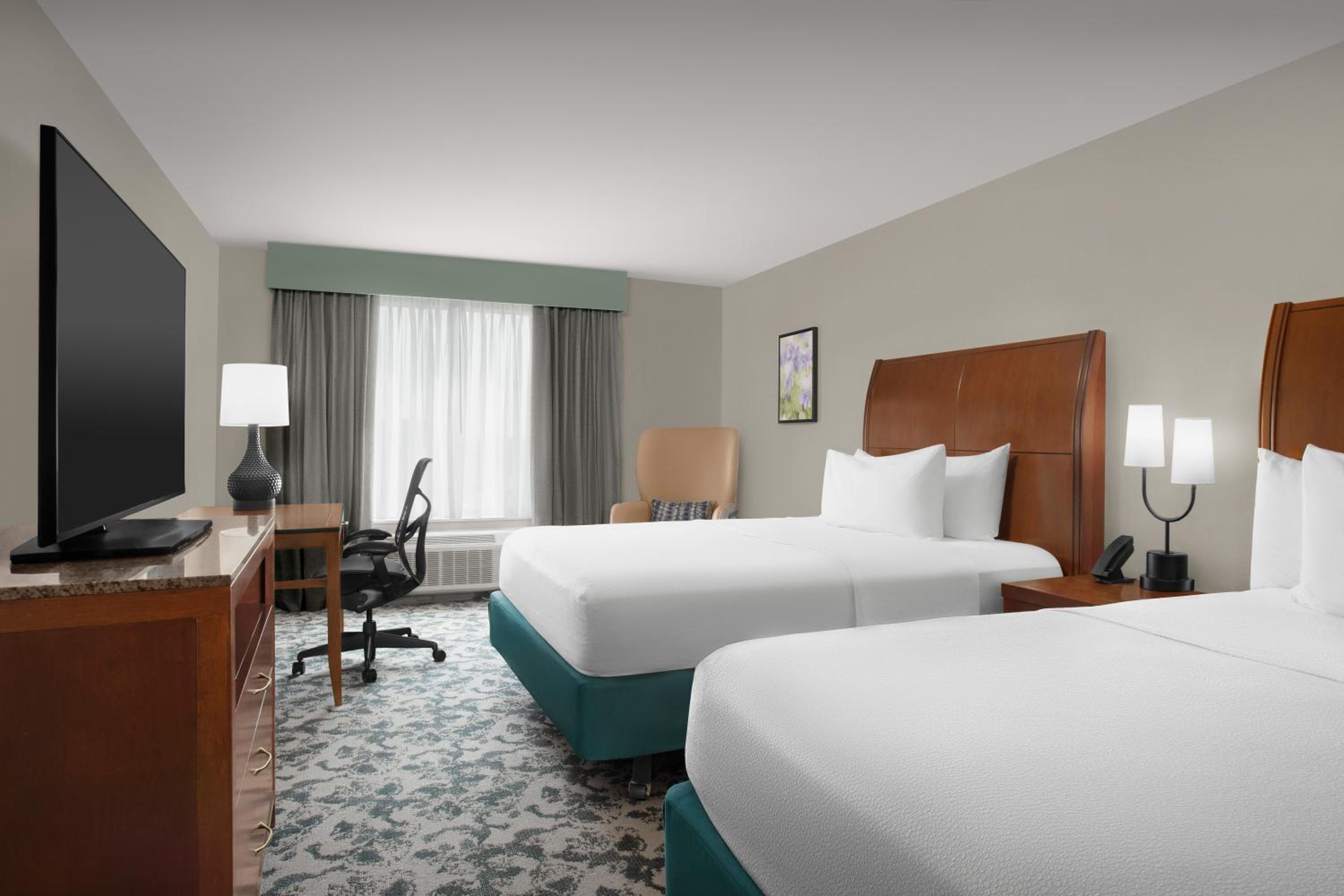 Queen Room with Two Queen Beds and Shower/Tub