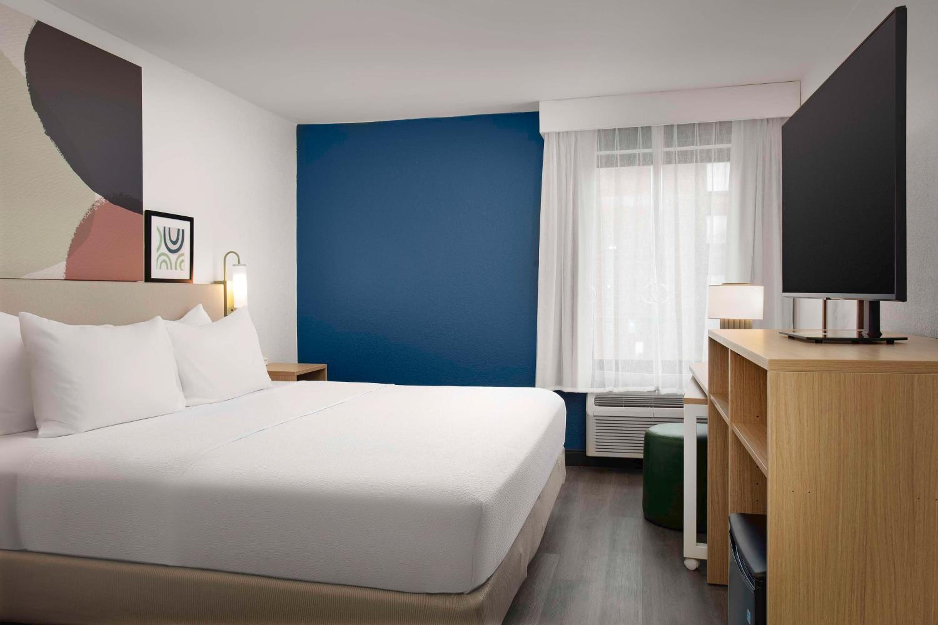 King Room with Mobility Accessible Tub