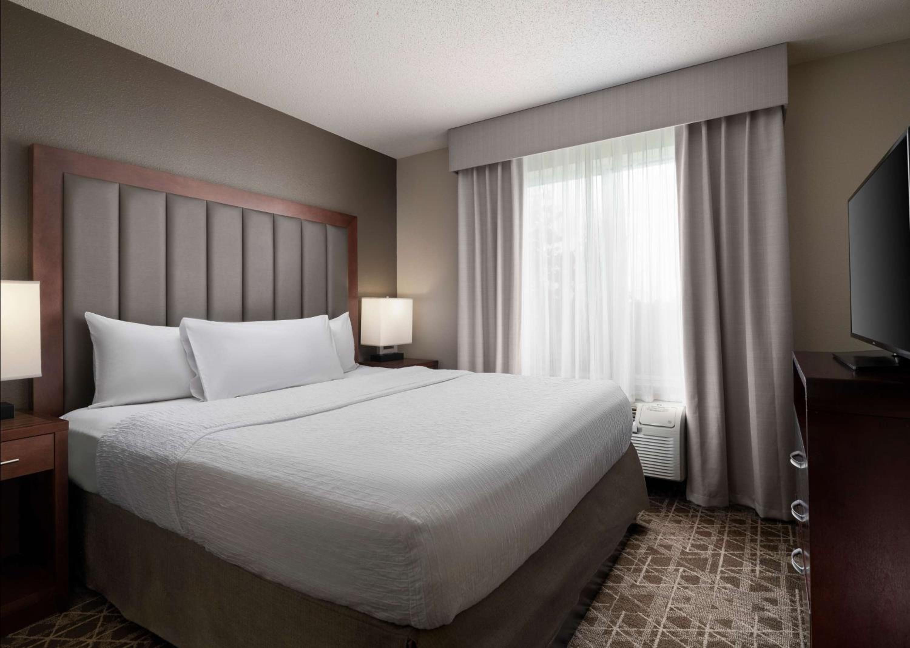 One-Bedroom King Suite - Non-Smoking